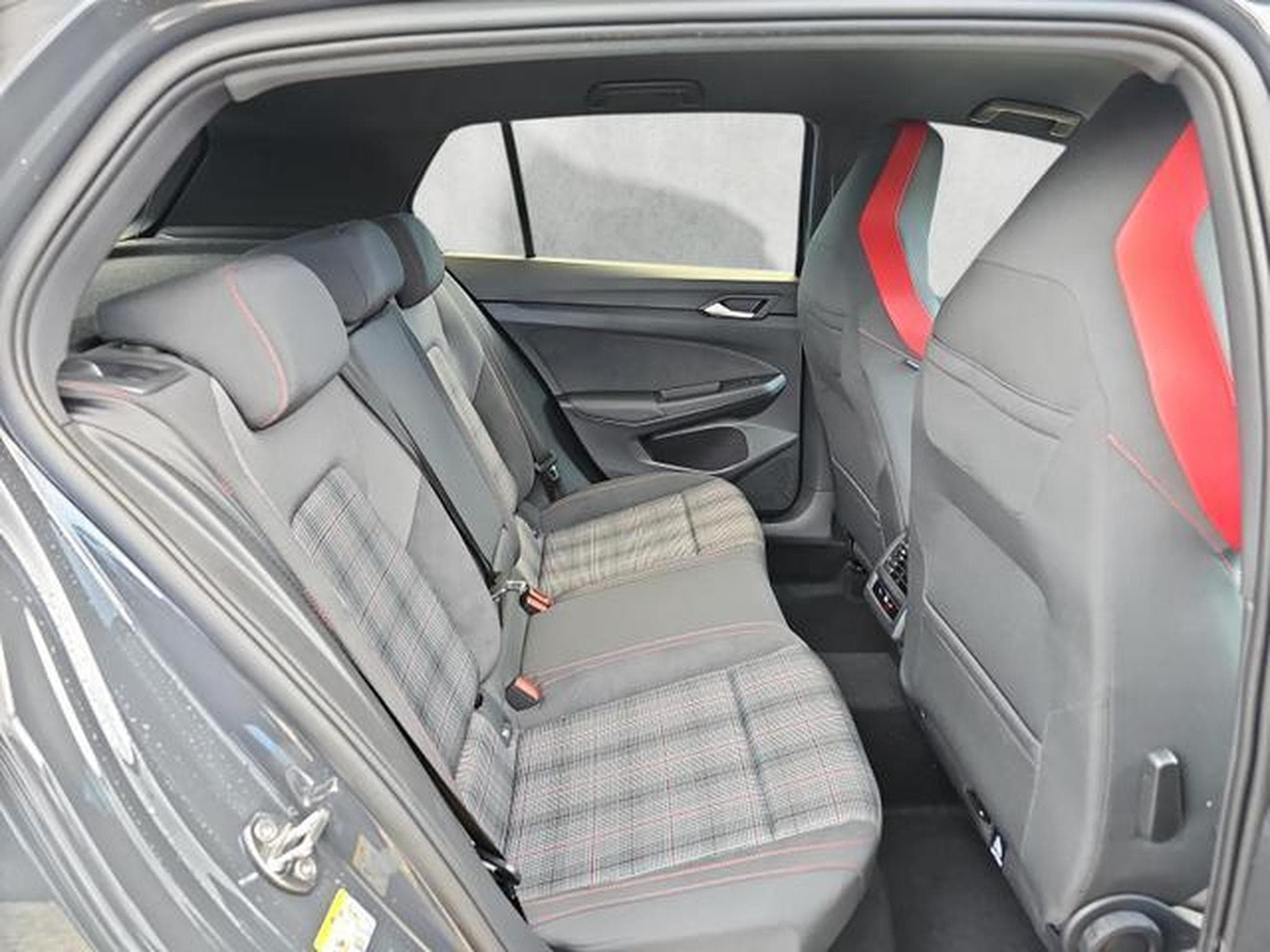 VW Golf 2.0 TSI 195 kW GTI (2026) - Photo 13
