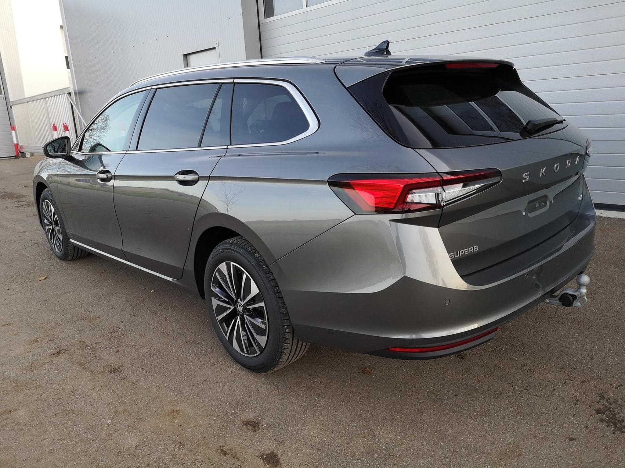 Skoda Superb 2.0 TDI 142kW 4x4 Selection (2025) - Photo 3