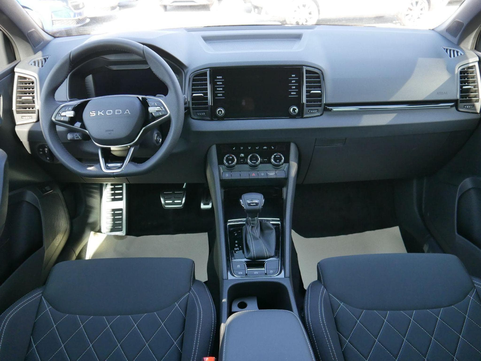 Skoda Karoq Sportline 2.0 TSI 4x4 DSG (2026) - Foto 9
