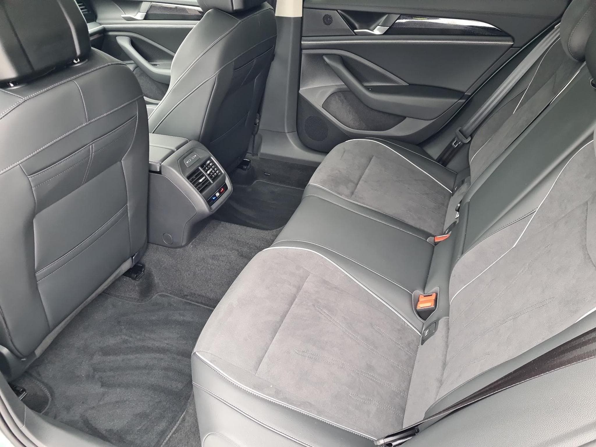 VW Passat Variant 2.0 TDI 110 kW Business (2025) - Foto 8
