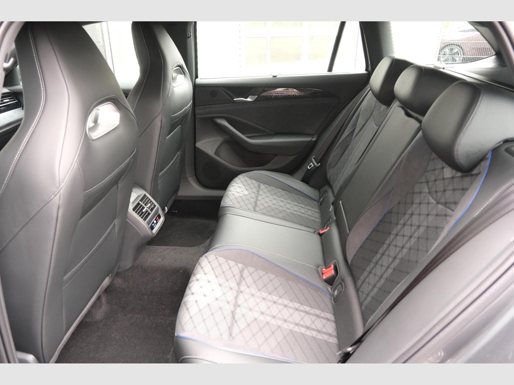 VW Passat Variant Var. 2.0 (2026) - Foto 9
