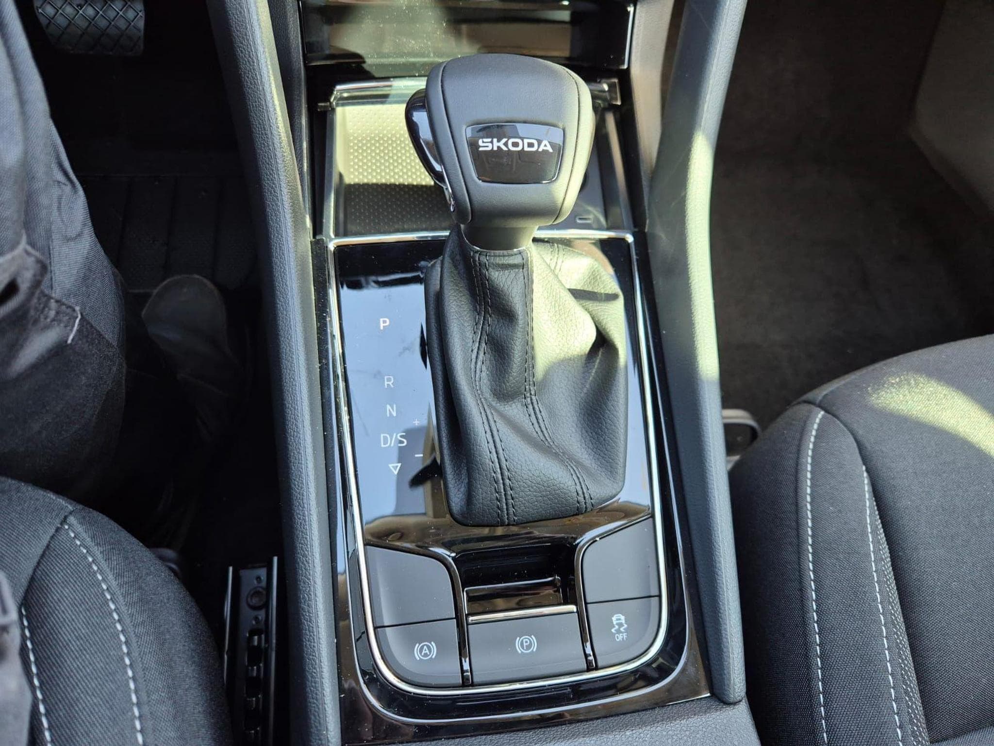 Skoda Karoq 1.5 TSI 150PS (2026) - Foto 24