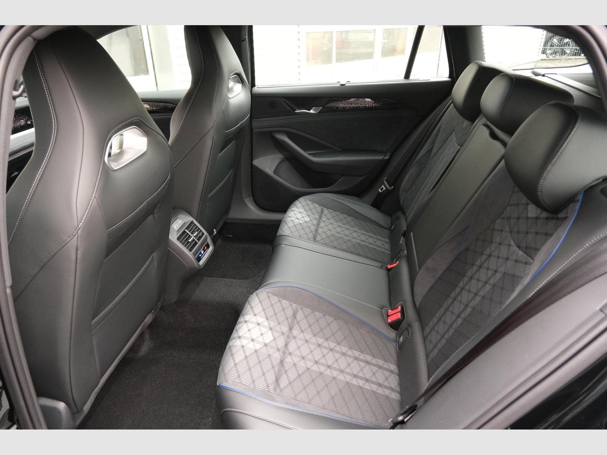 VW Passat Variant Var. 2.0 (2026) - Foto 9