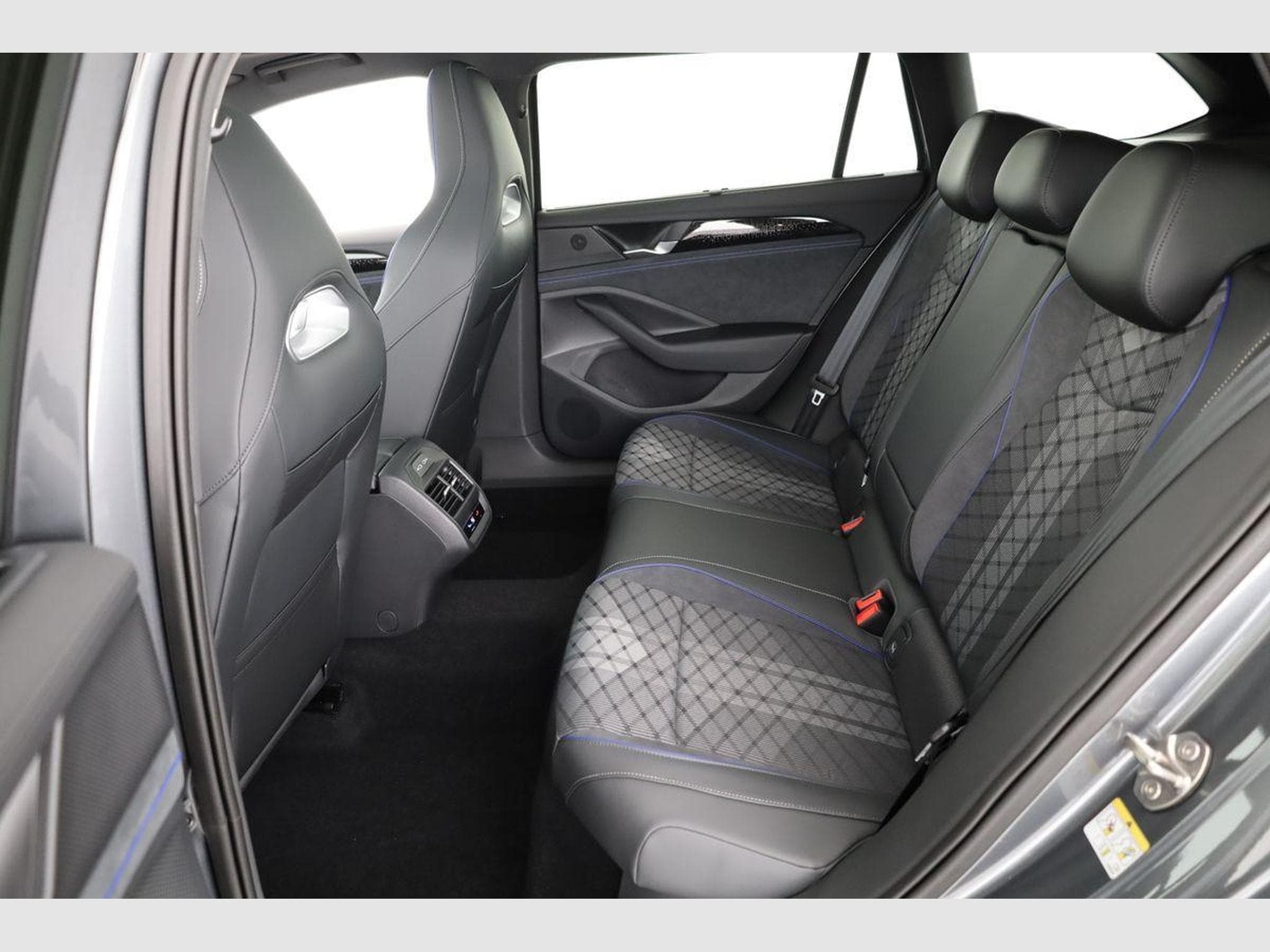 VW Passat Variant 2.0 TDI 142 kW 4Motion R-Line (2026) - Foto 11