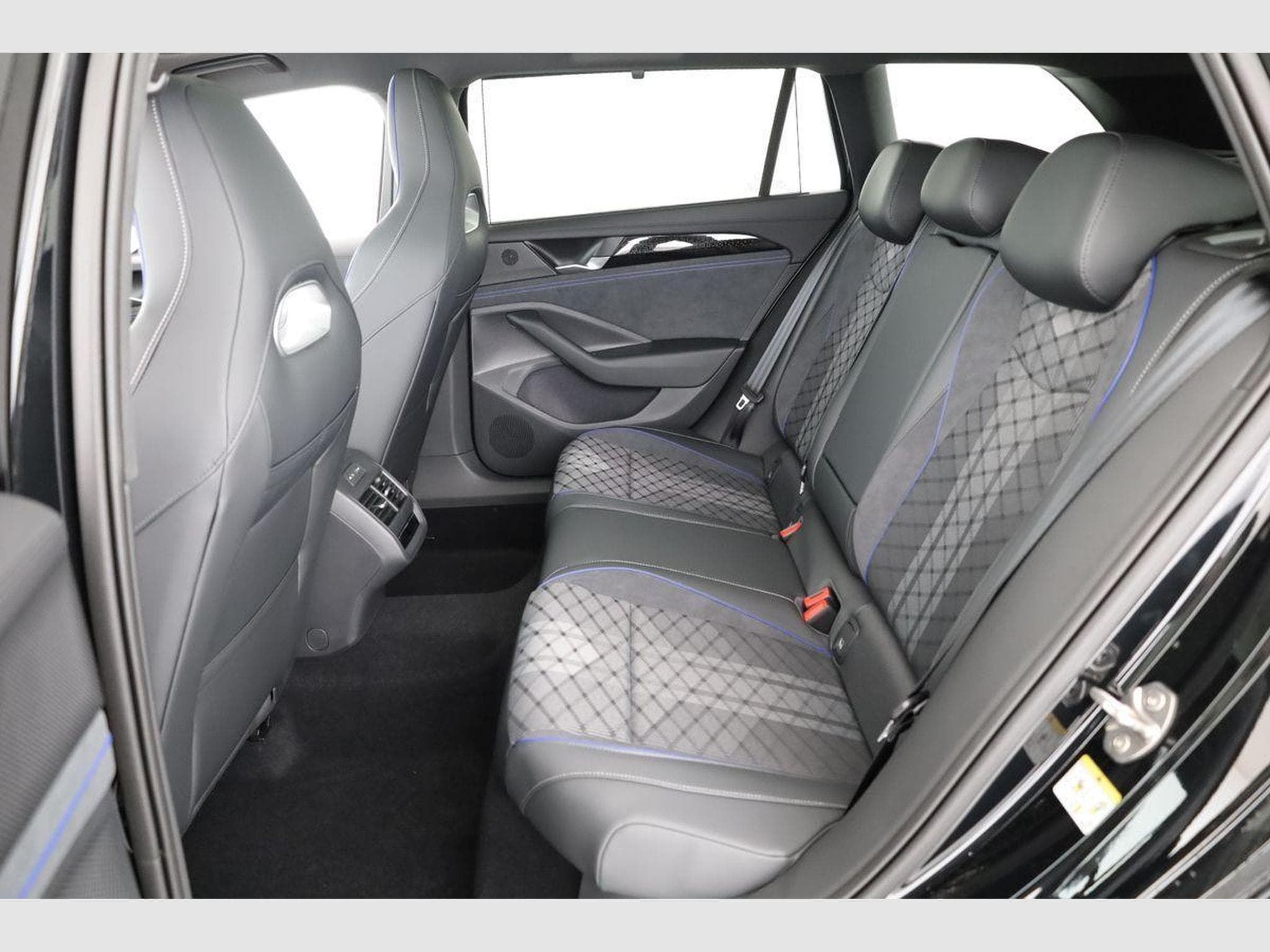 VW Passat Variant 2.0 TDI 142 kW 4Motion R-Line (2026) - Foto 11