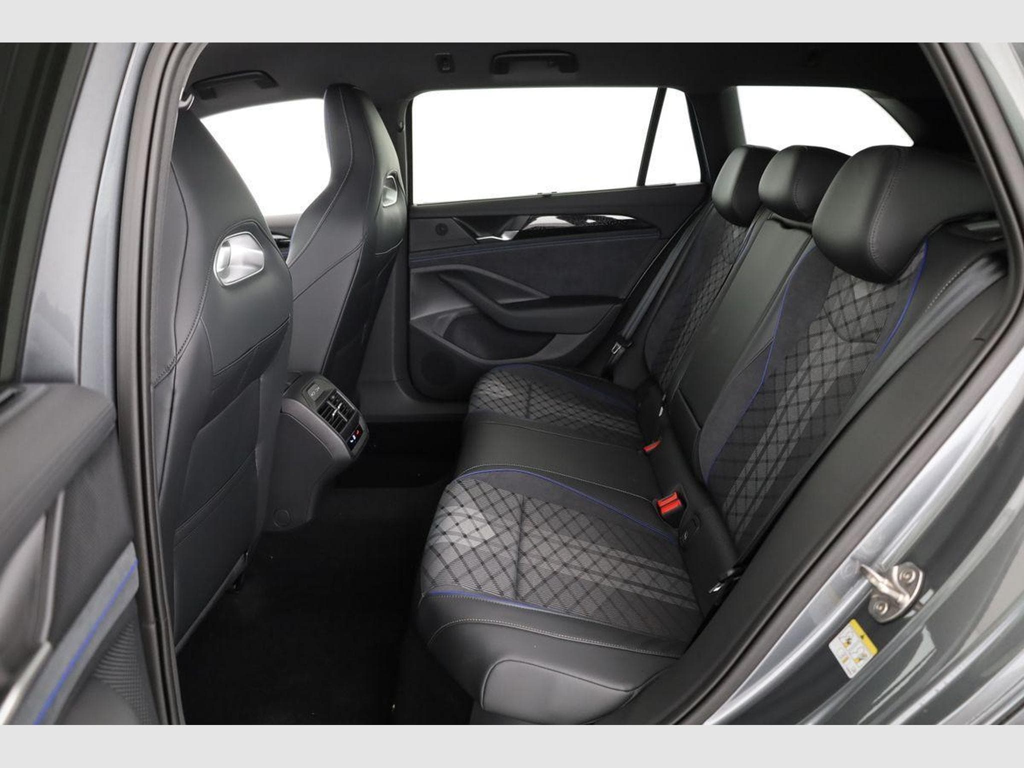 VW Passat Variant 2.0 TSI 195 kW 4Motion R-Line (2026) - Foto 10