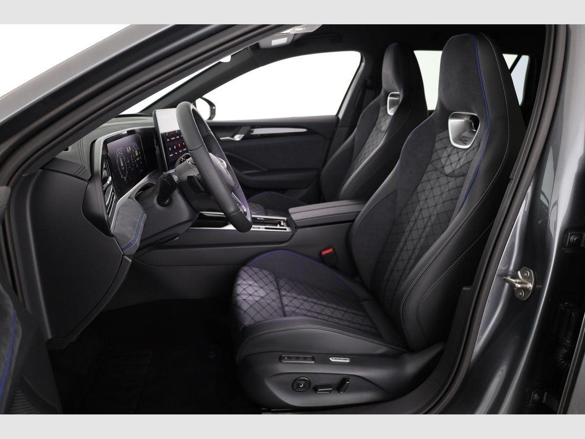 VW Passat Variant 2.0 TSI 195 kW 4Motion R-Line (2026) - Foto 9