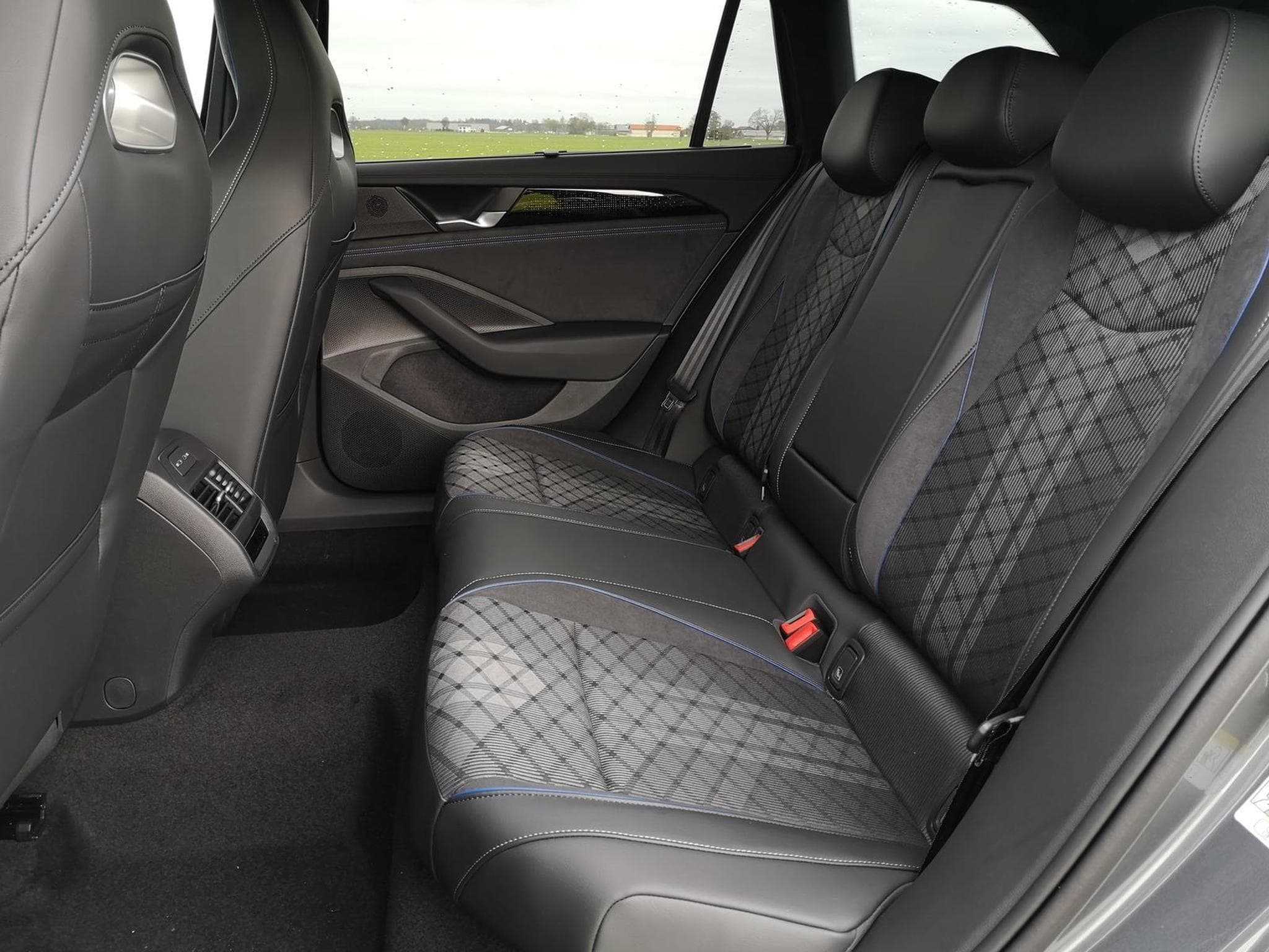 VW Passat Variant 2.0 TDI 142 kW 4Motion R-Line (2026) - Photo 11