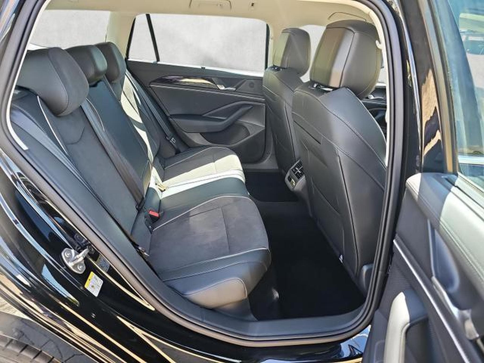 VW Passat Variant 2.0 TDI 110 kW Elegance (2026) - Photo 13