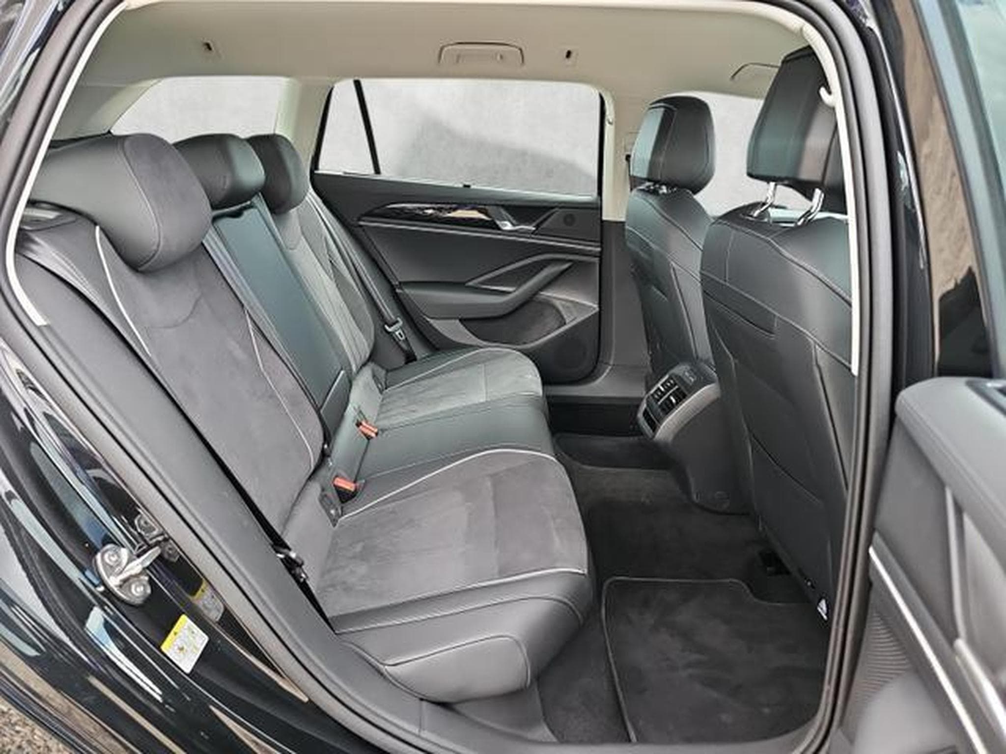 VW Passat Variant 2.0 TDI 110 kW Elegance (2024) - Photo 13