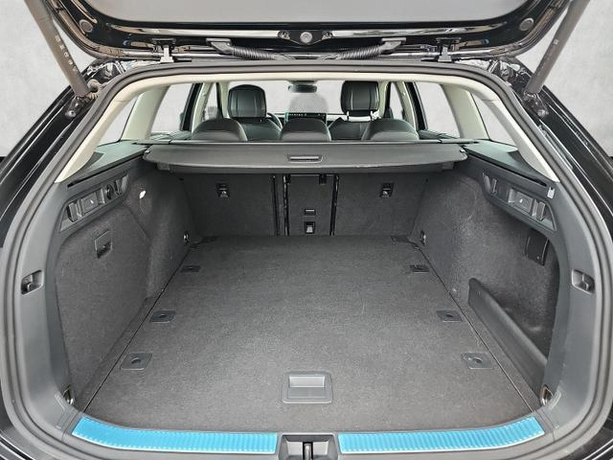 VW Passat Variant 2.0 TDI 110 kW Elegance (2024) - Photo 14