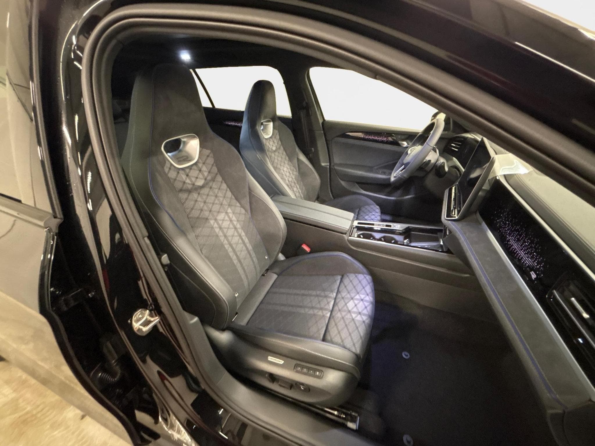 VW Passat Variant R-Line (2026) - Foto 19