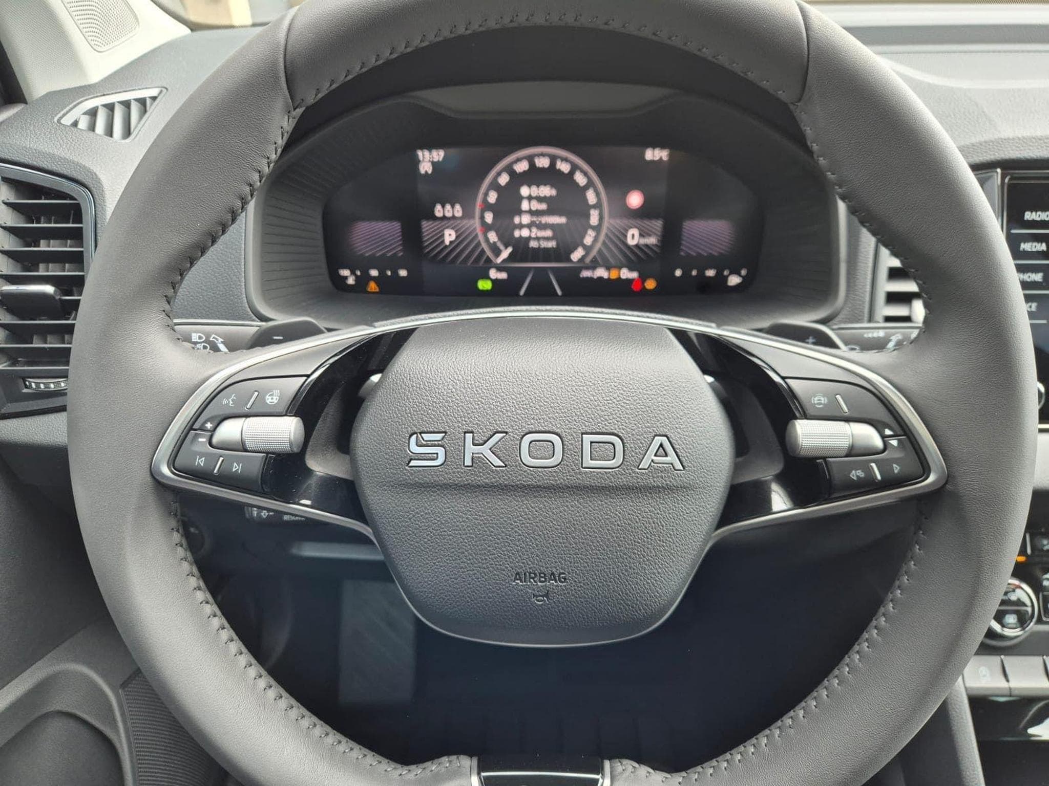 Skoda Karoq 1.5 TSI 150PS (2026) - Foto 18