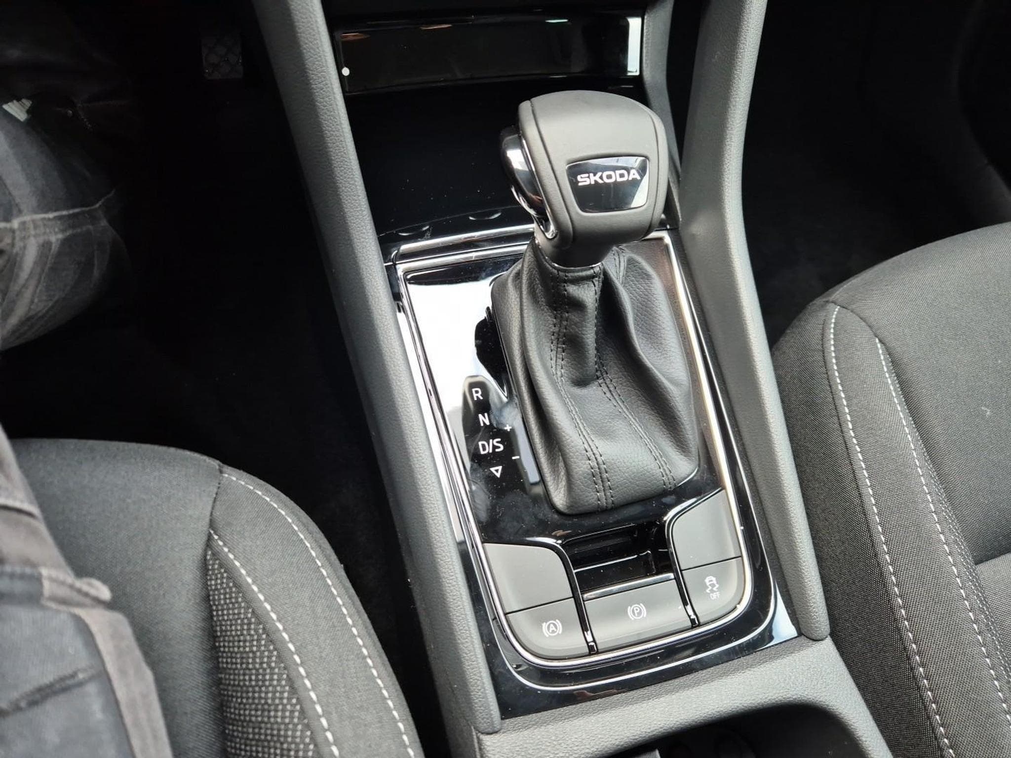 Skoda Karoq 1.5 TSI 150PS (2026) - Foto 23