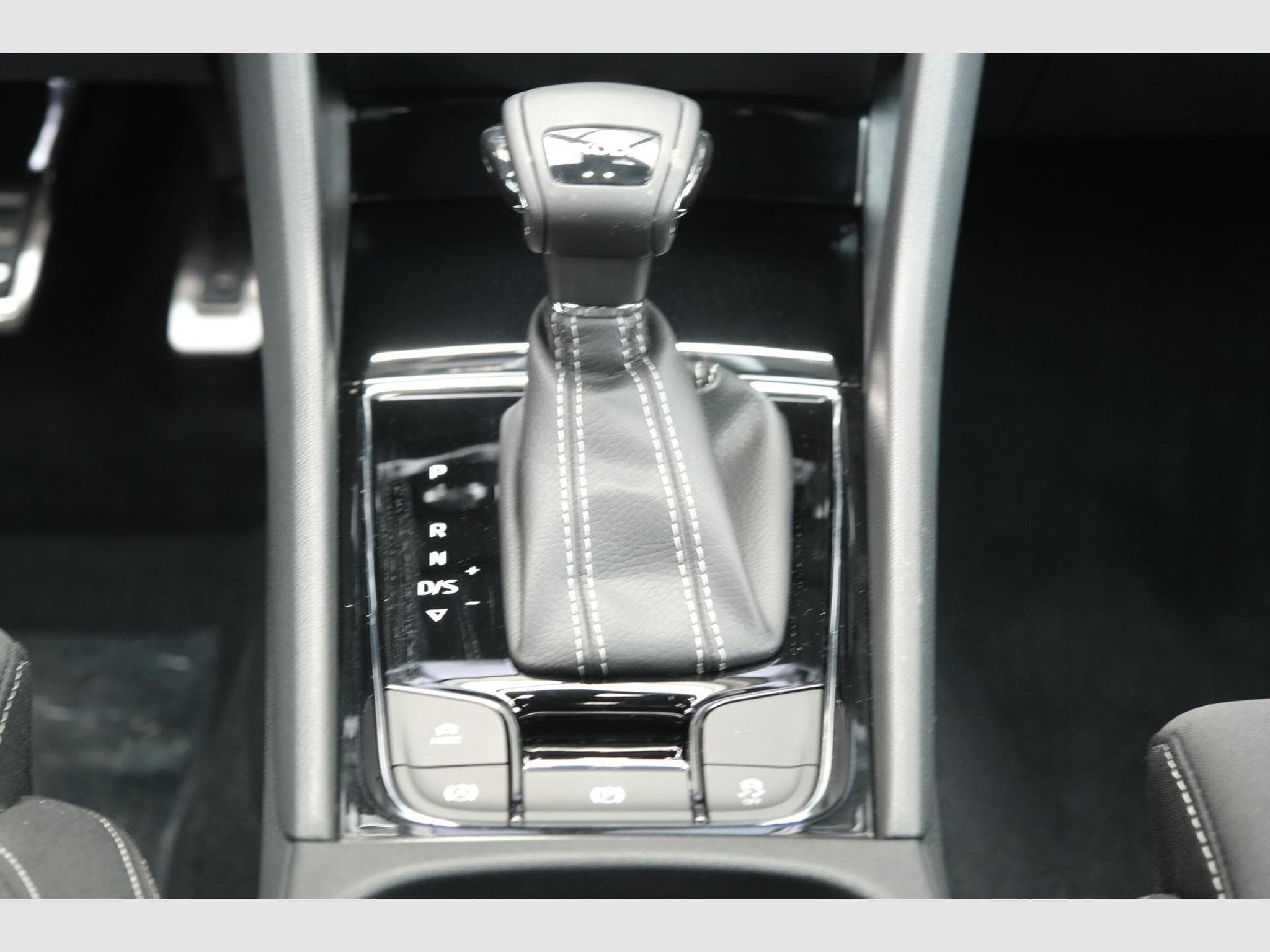 Skoda Karoq 1.5 TSI DSG (2026) - Foto 25