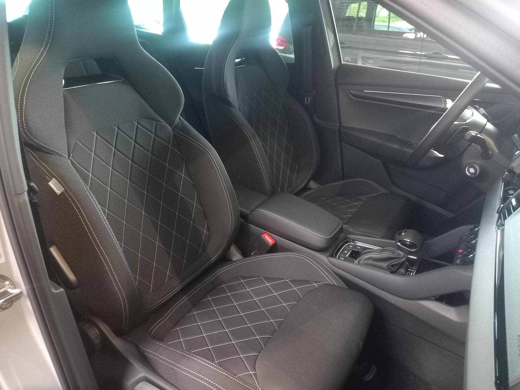 Skoda Karoq Sportline 1.5 TSI (2026) - Foto 11