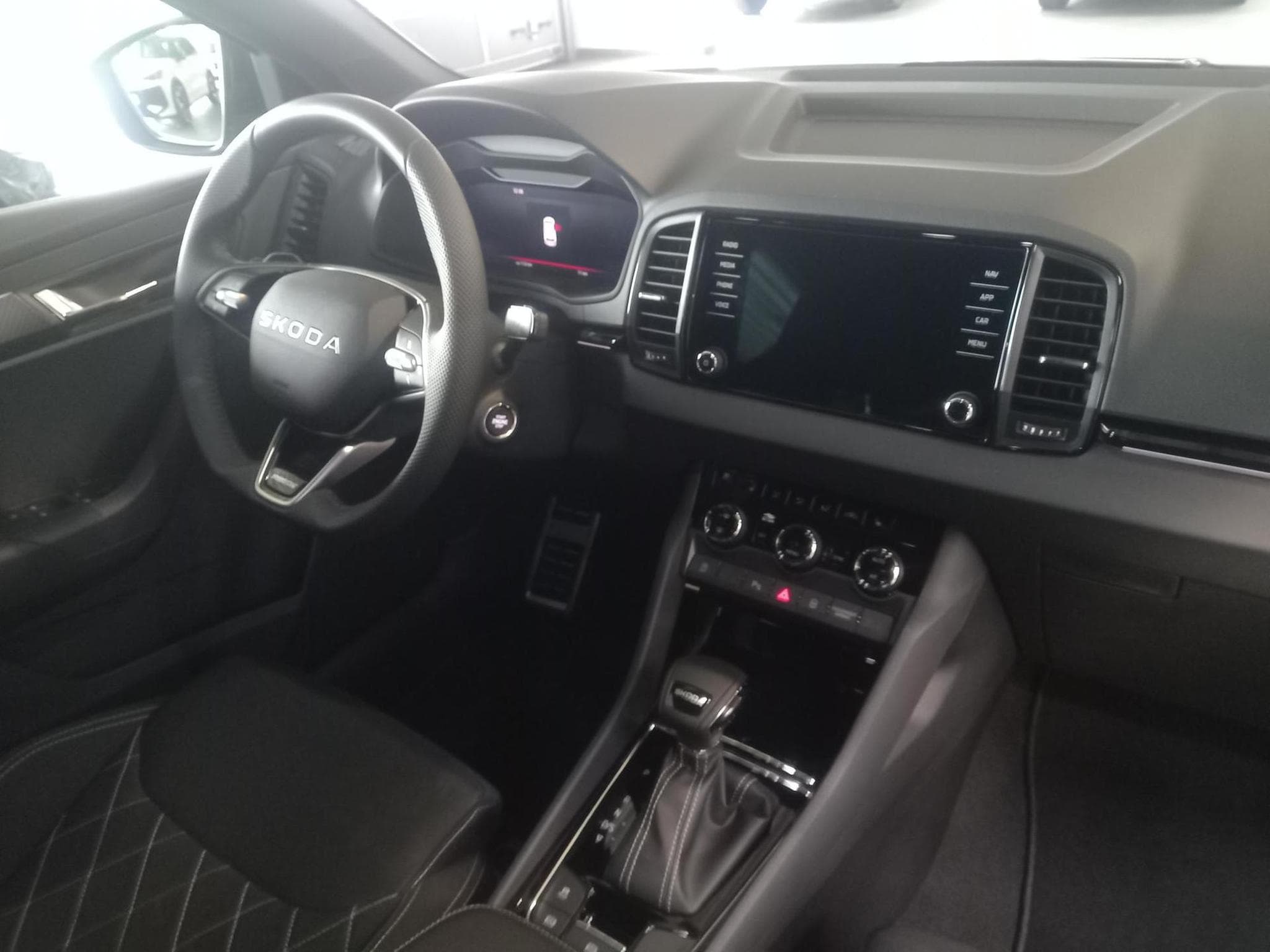 Skoda Karoq Sportline 1.5 TSI (2026) - Foto 12