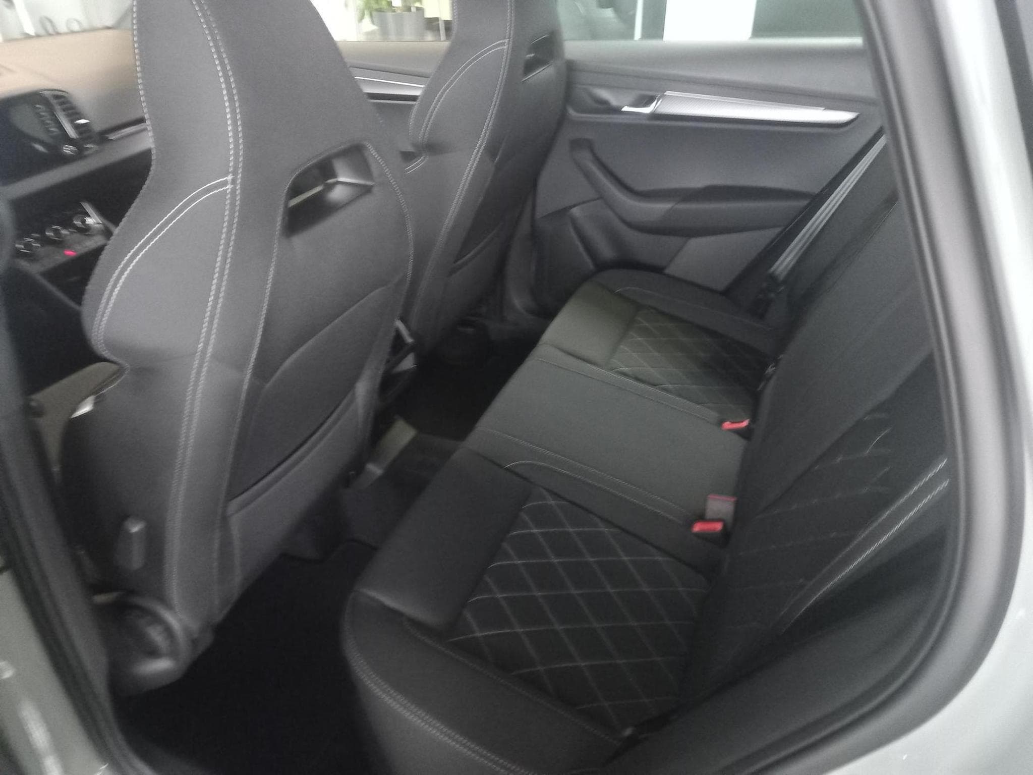 Skoda Karoq Sportline 1.5 TSI (2026) - Foto 3