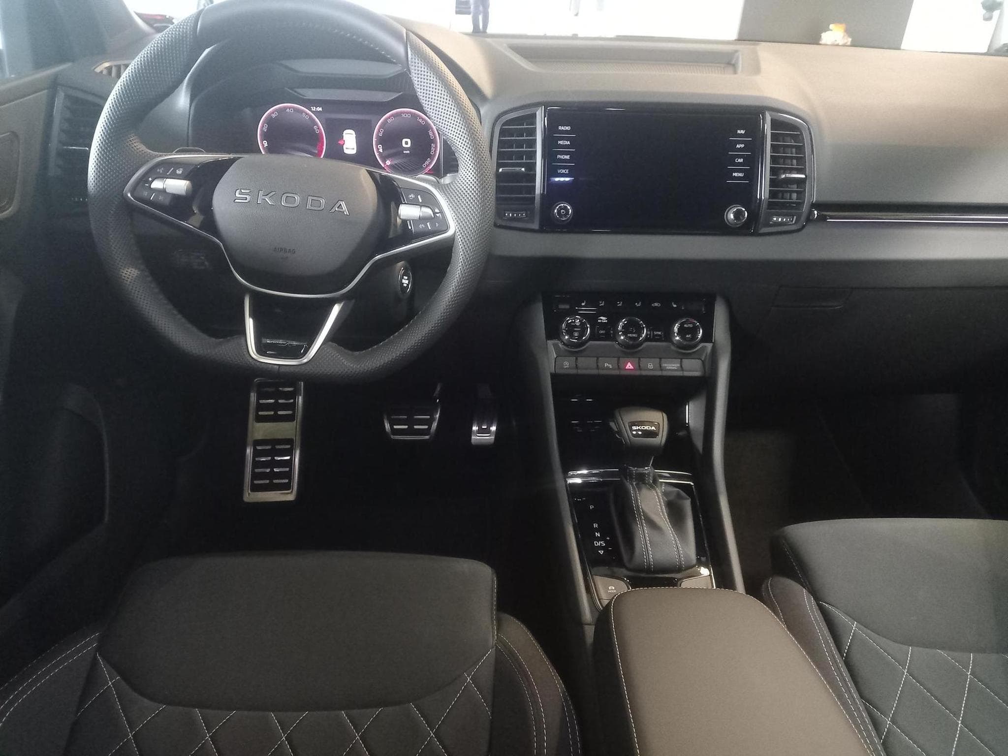 Skoda Karoq Sportline 1.5 TSI (2026) - Foto 4
