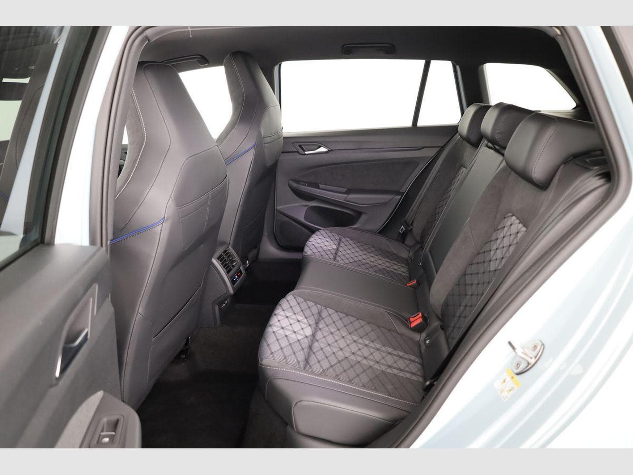 VW Golf Variant 2.0 TSI 150 kW 4Motion R-Line (2026) - Foto 10