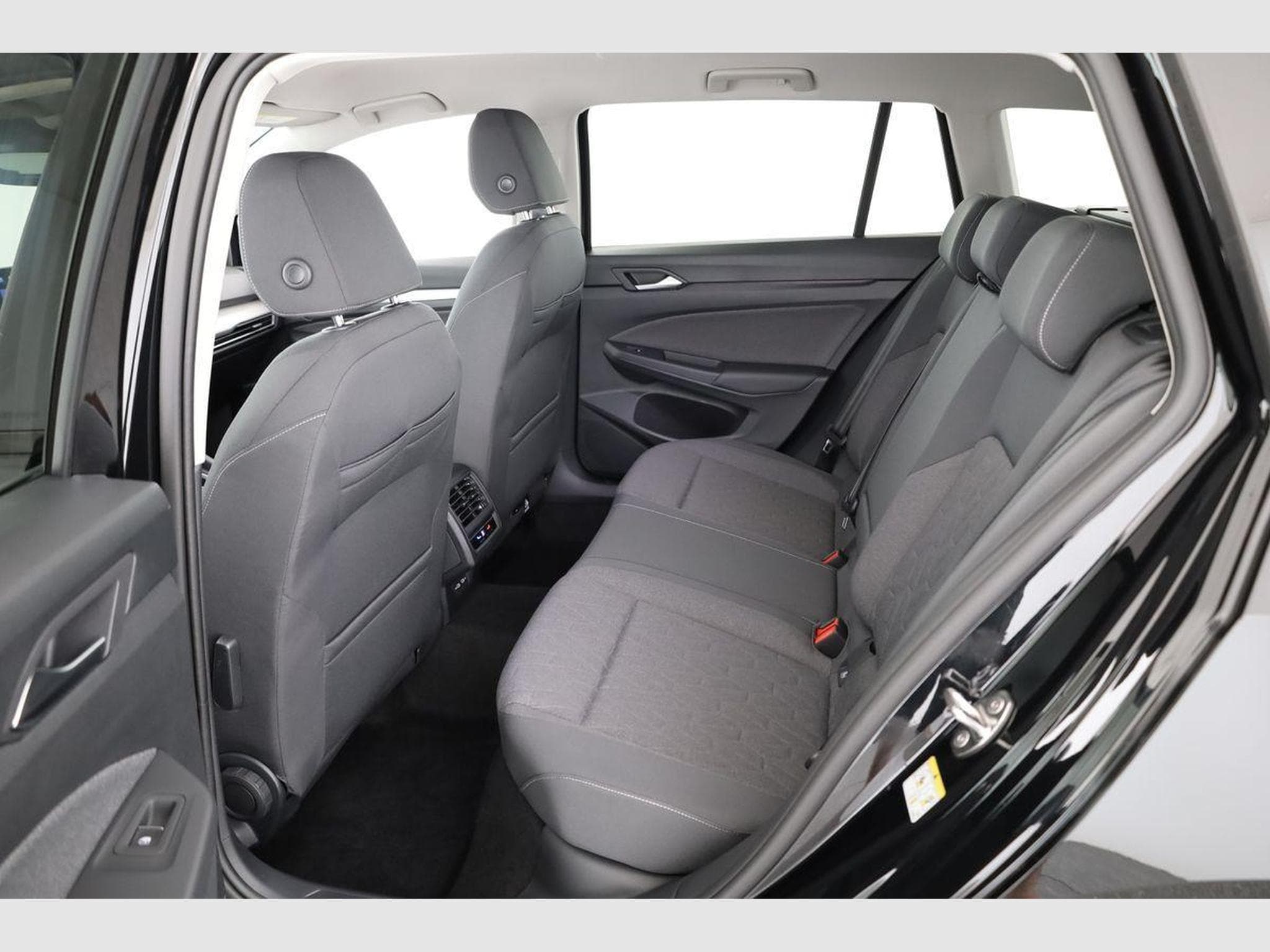 VW Golf Variant 1.5 eTSI 110 kW Life (2026) - Photo 10