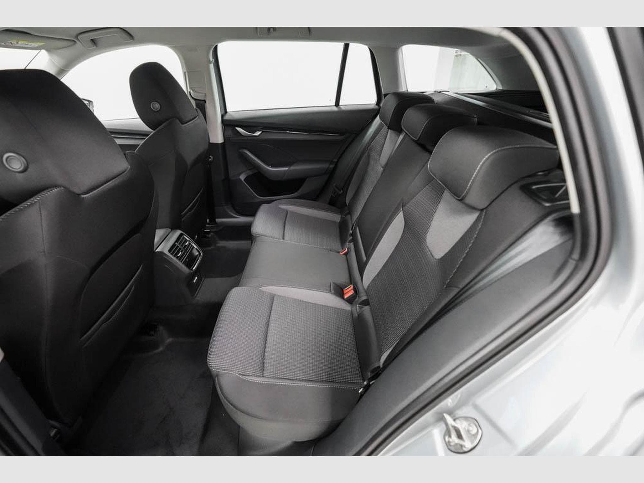Skoda Octavia Kombi 1,5 TSI (2026) - Photo 16