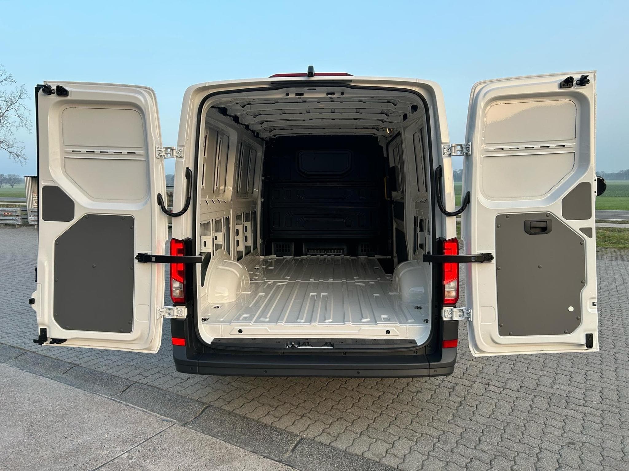 VW Crafter 35 2.0 TDI (2026) - Photo 18