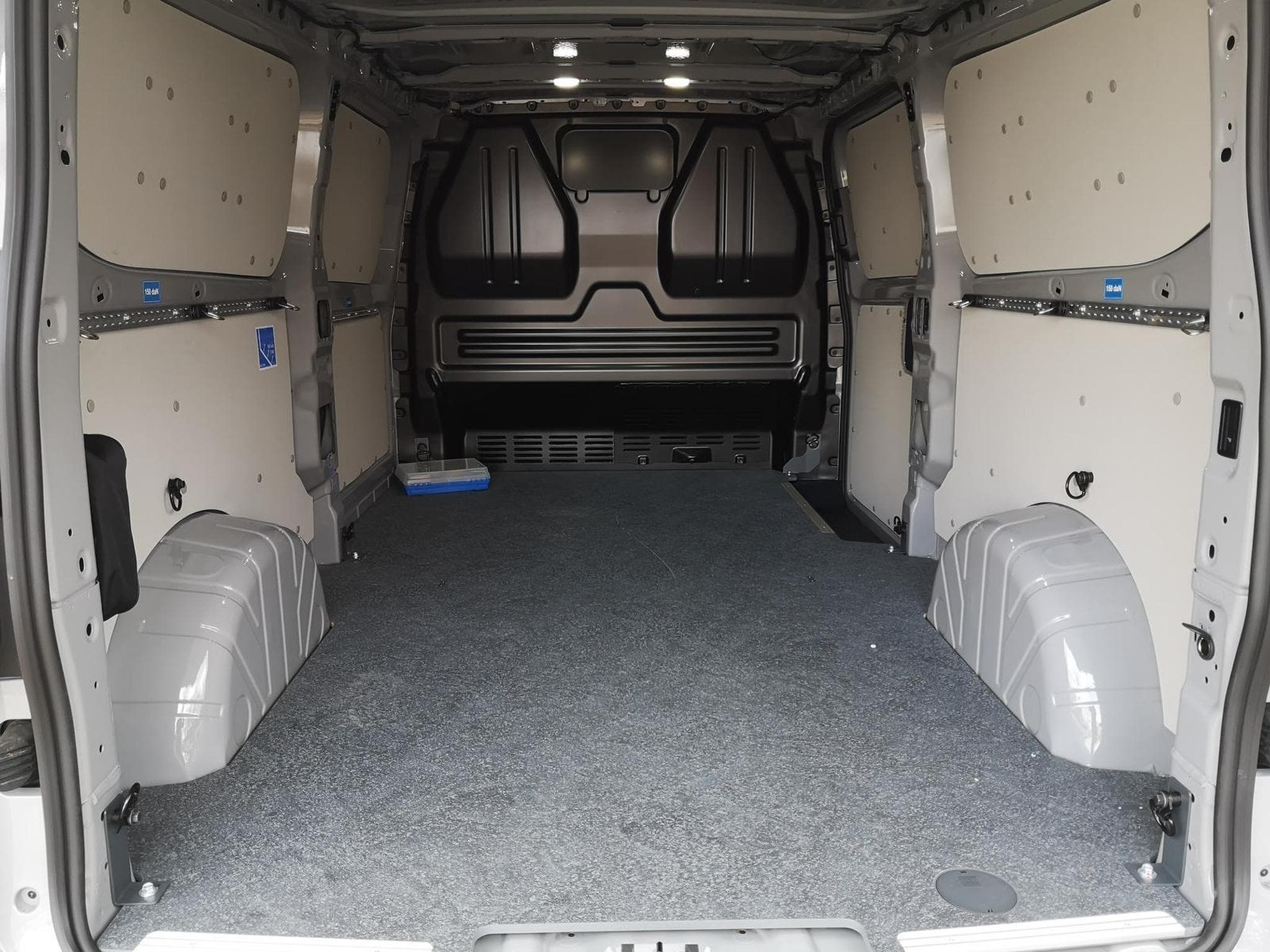 VW T7 BEV 100 kW RWD LR (2026) - Foto 8