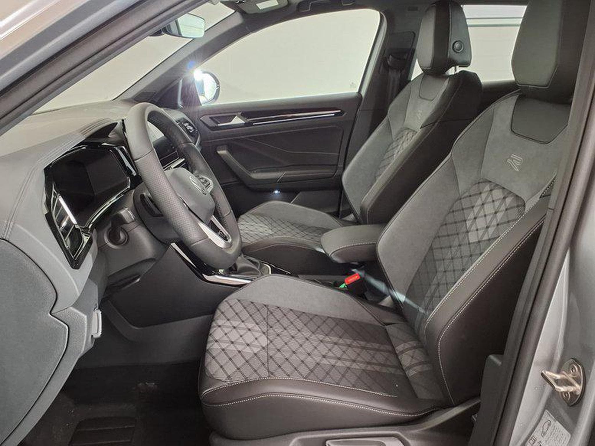 VW T-Roc R-Line 1.5 TSI 7-Gang-DSG (2026) - Foto 9