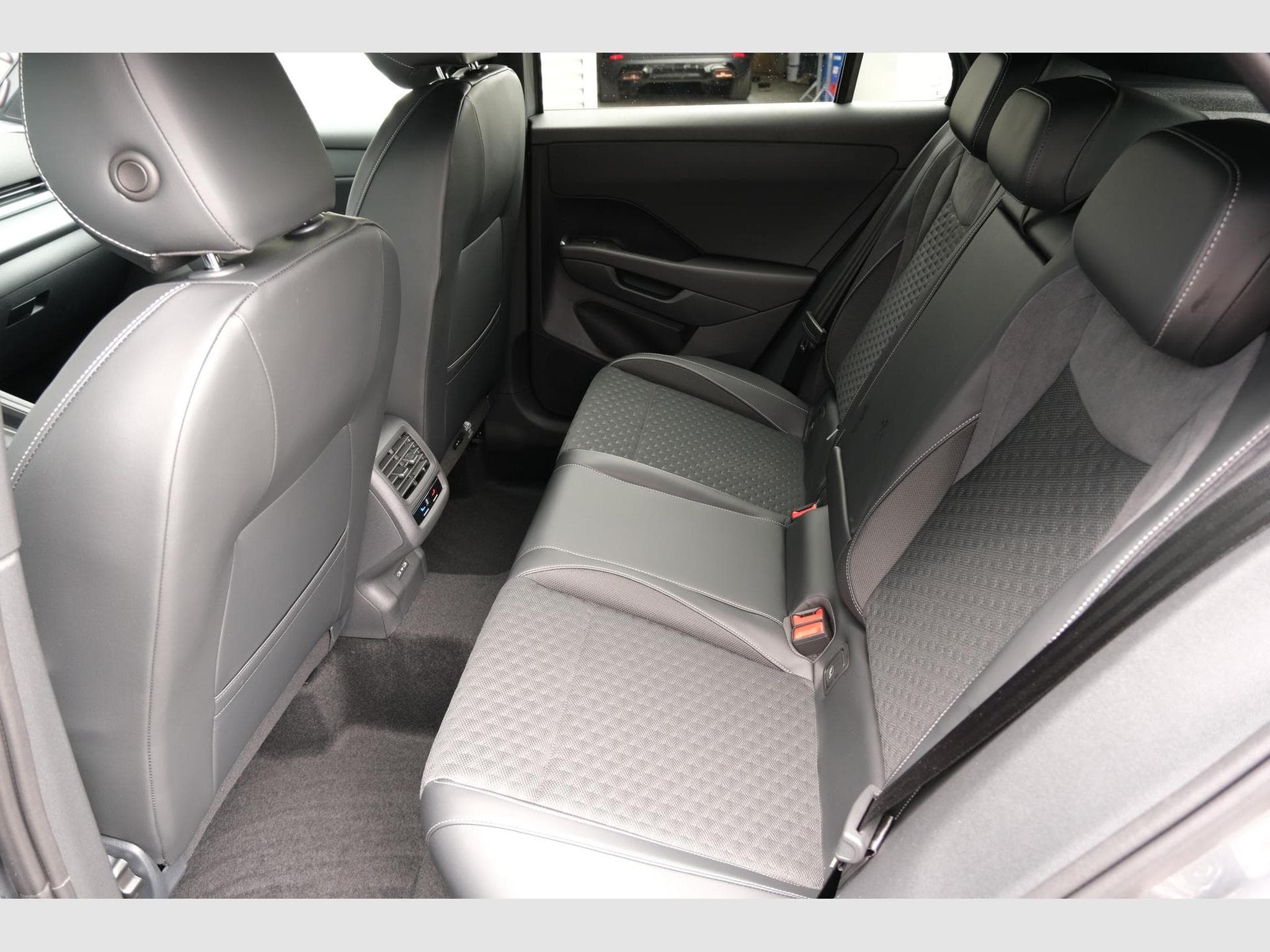 VW T-Roc 1.5 eTSI DSG (2026) - Photo 8