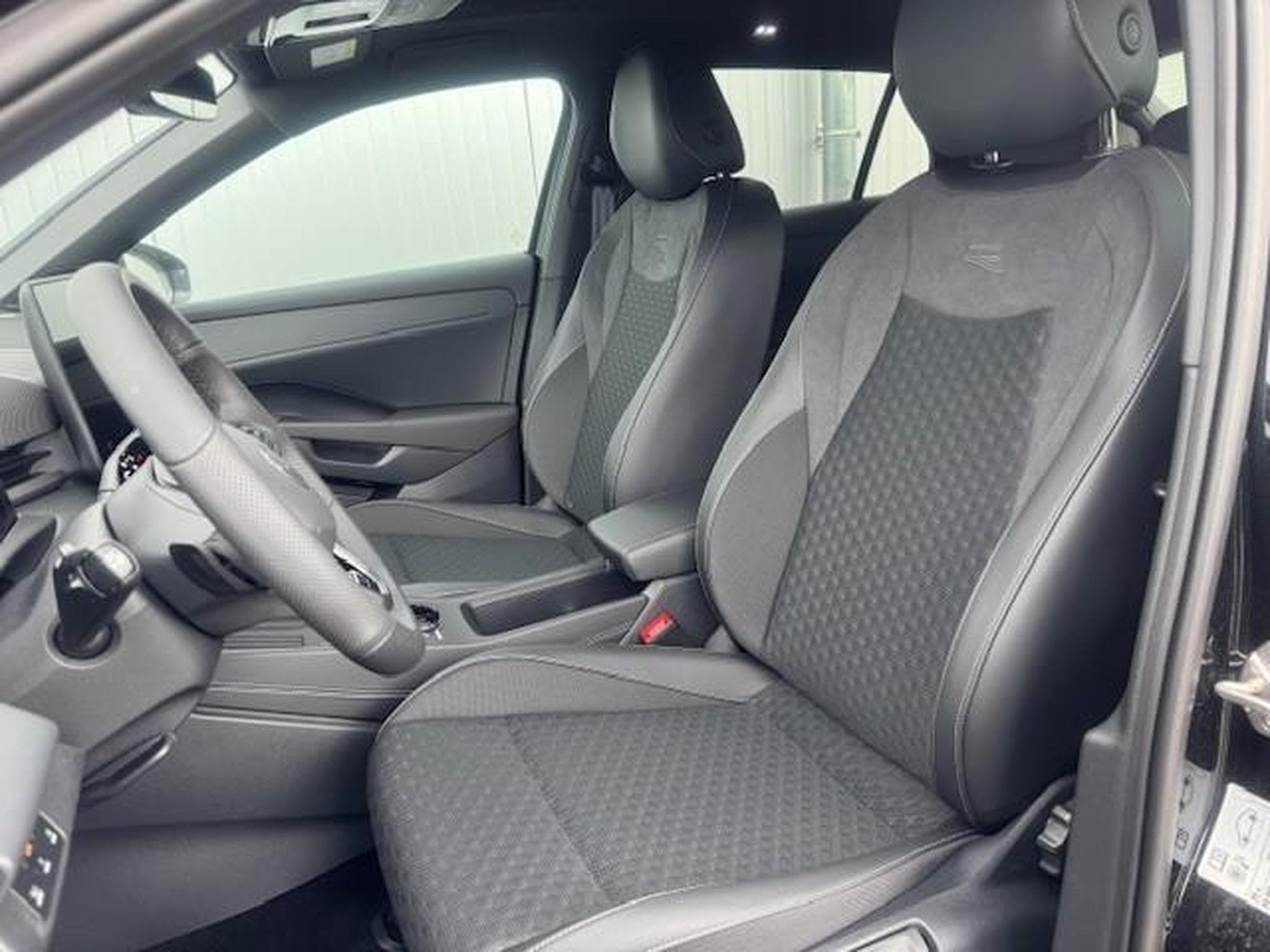 VW T-Roc 1.5 eTSI 110 kW R-Line (2026) - Photo 6