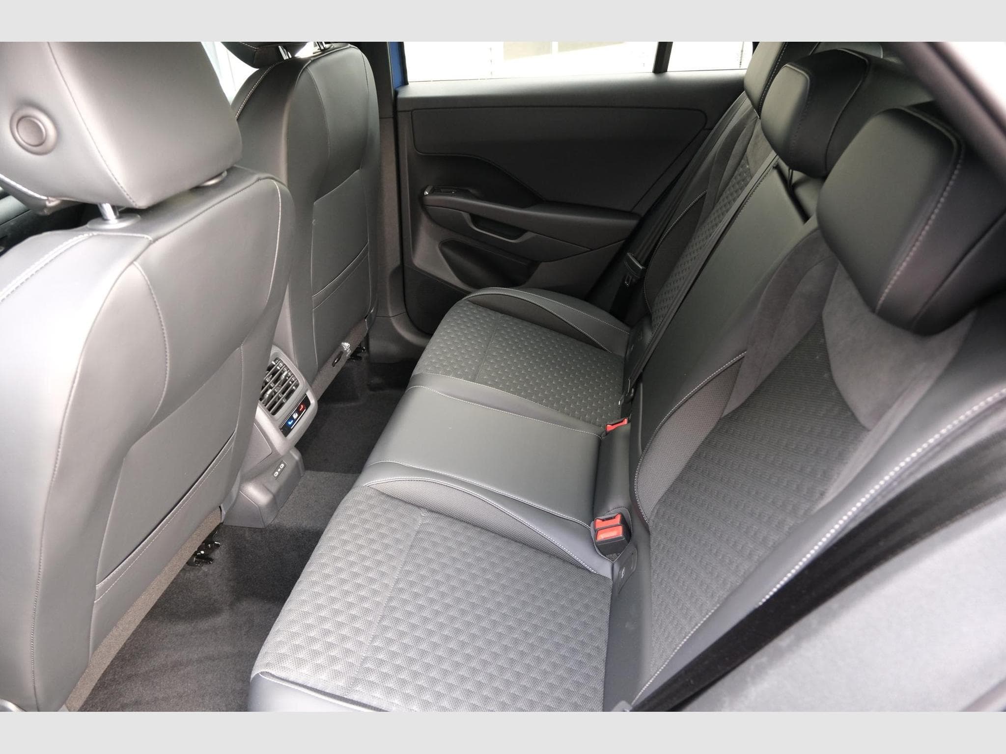 VW T-Roc 1.5 eTSI DSG (2026) - Photo 8