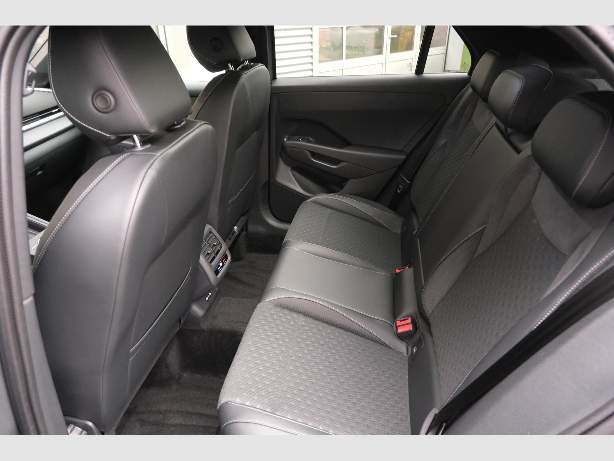VW T-Roc 1.5 eTSI DSG (2026) - Photo 10