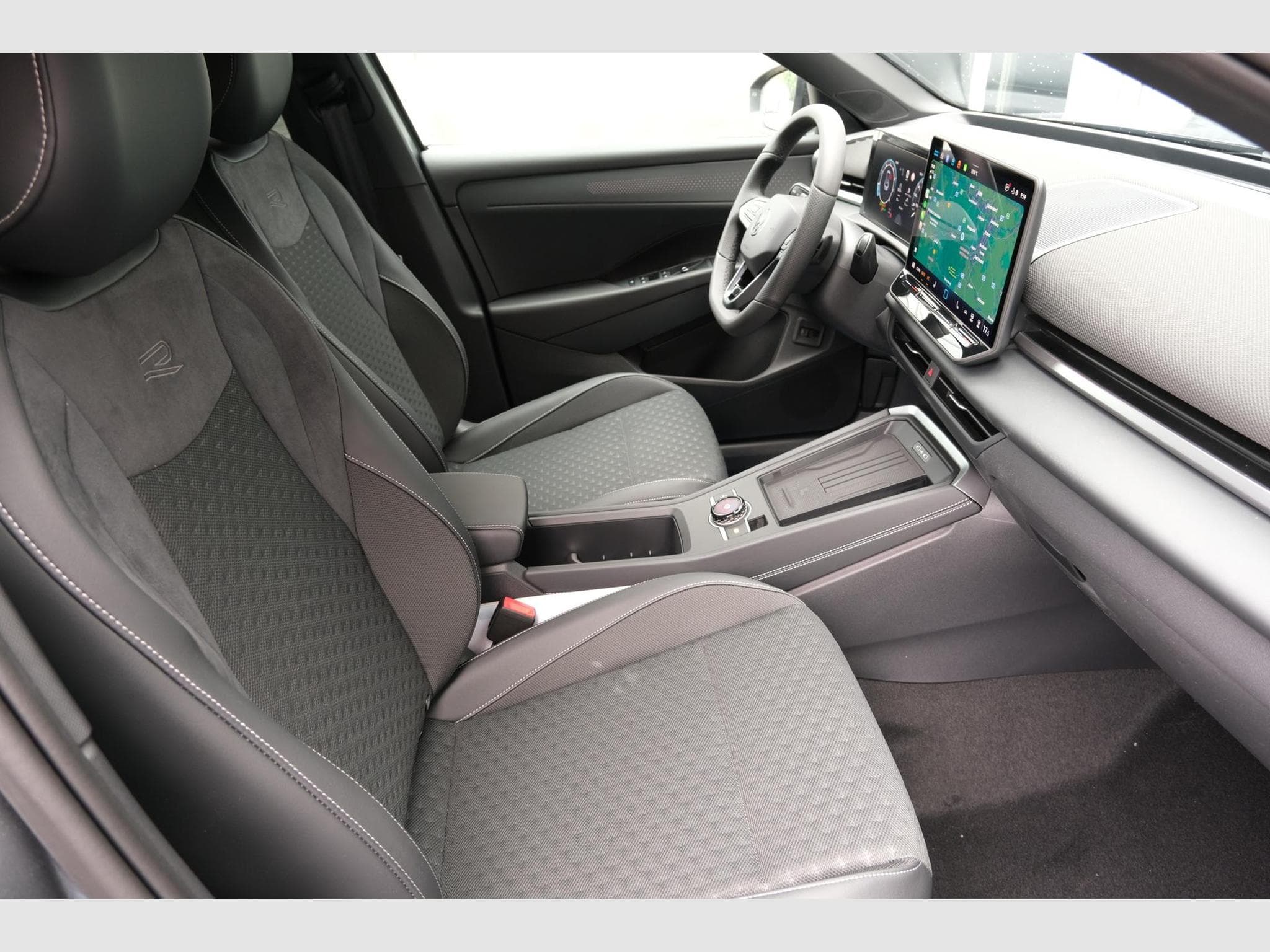 VW T-Roc 1.5 eTSI DSG (2026) - Photo 6