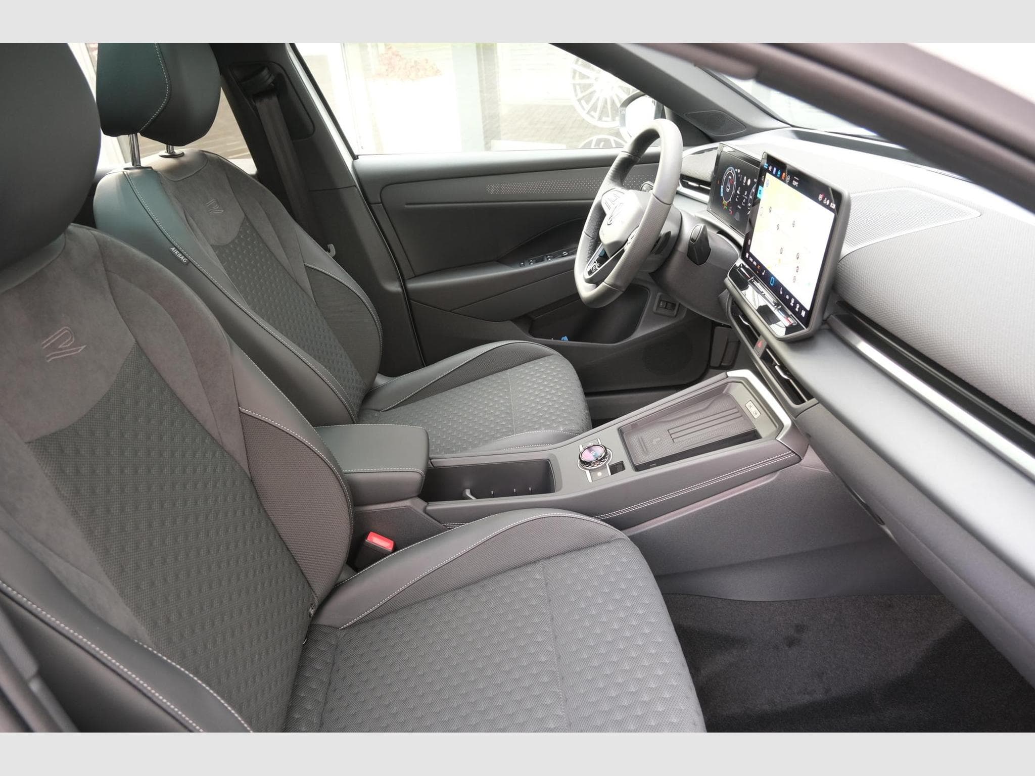 VW T-Roc 1.5 eTSI DSG (2026) - Photo 16