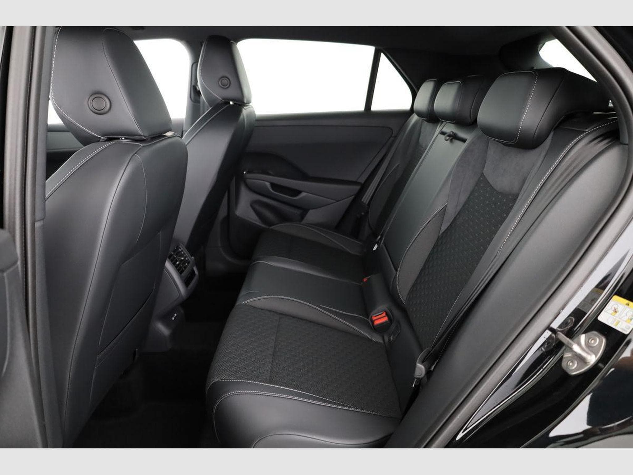 VW T-Roc 1.5 eTSI 110 kW R-Line (2026) - Photo 10