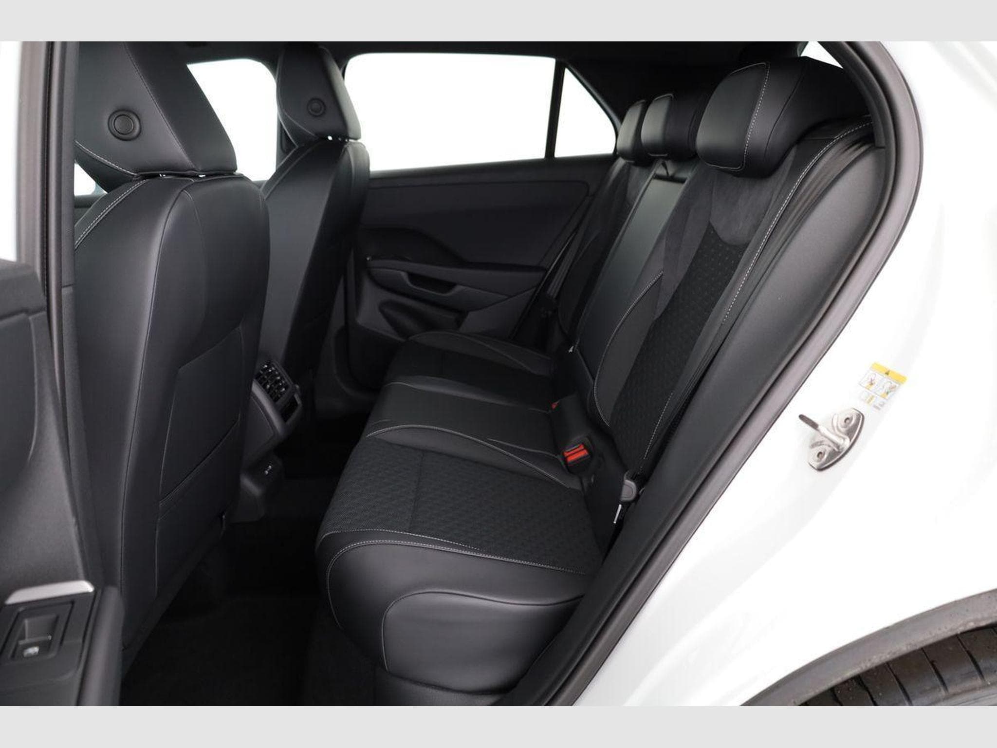 VW T-Roc 1.5 eTSI 110 kW R-Line (2026) - Photo 10