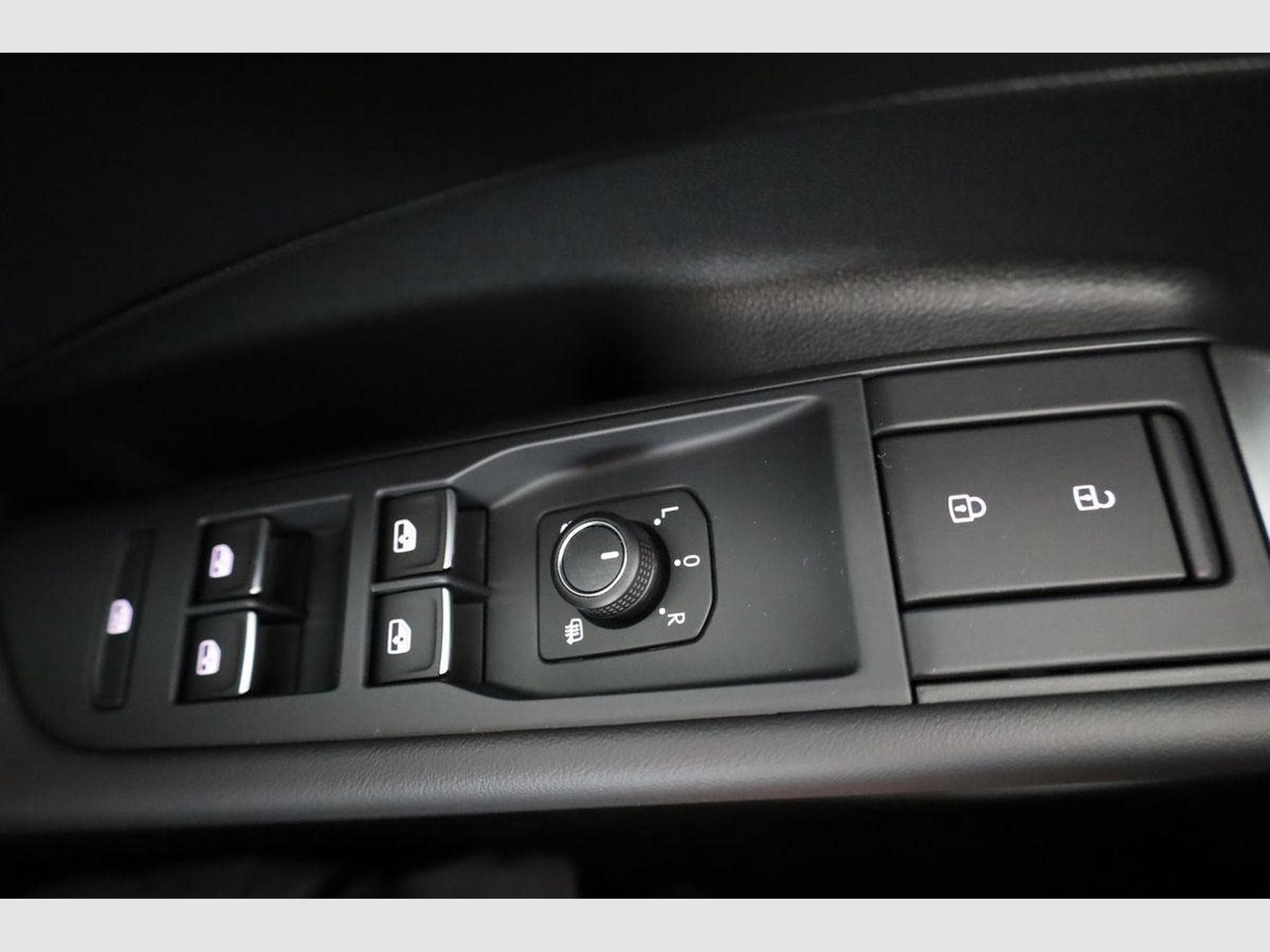 VW T-Roc 1.5 eTSI 110 kW R-Line (2026) - Photo 7