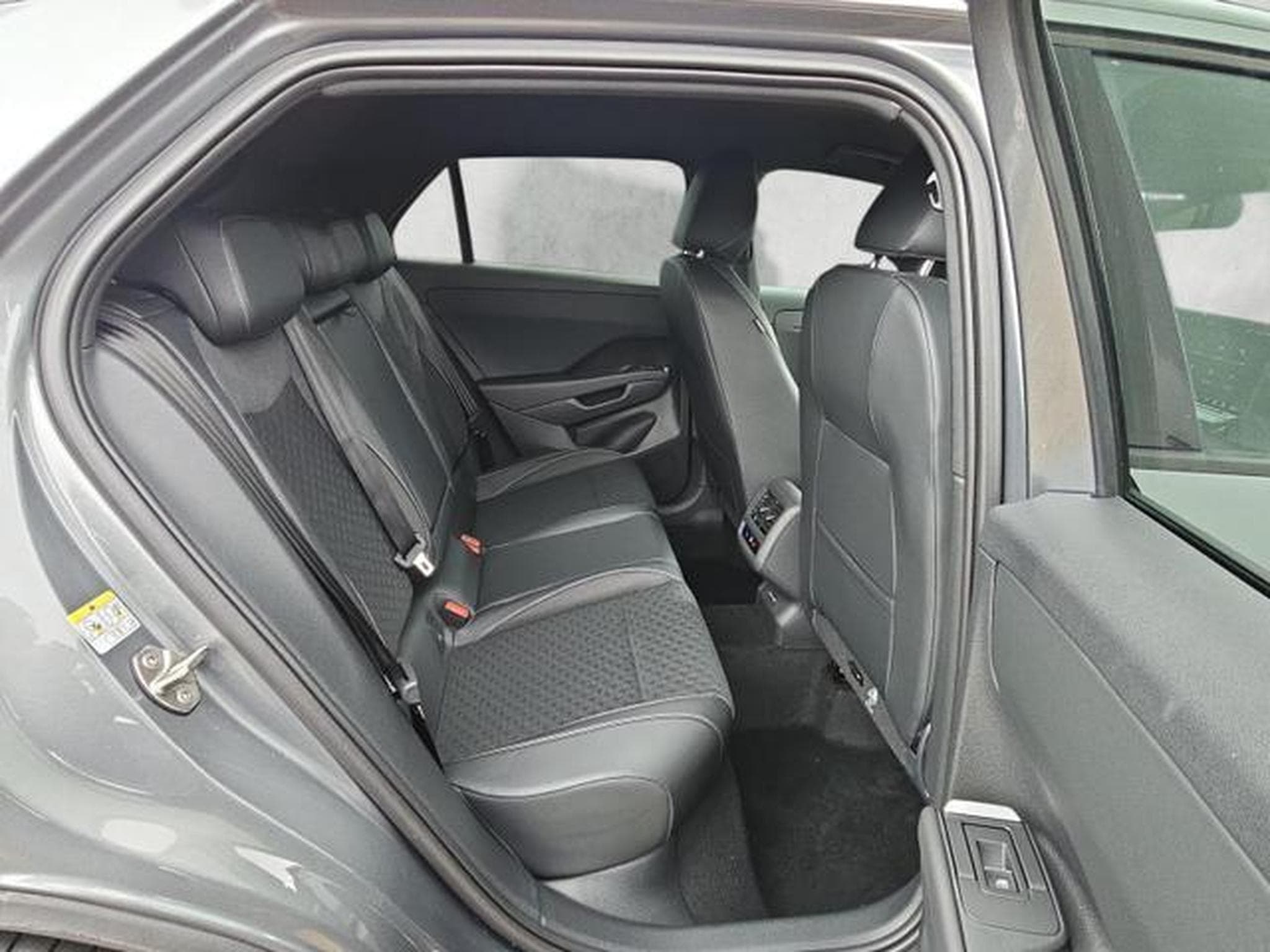VW T-Roc 1.5 eTSI 110 kW R-Line (2026) - Foto 13