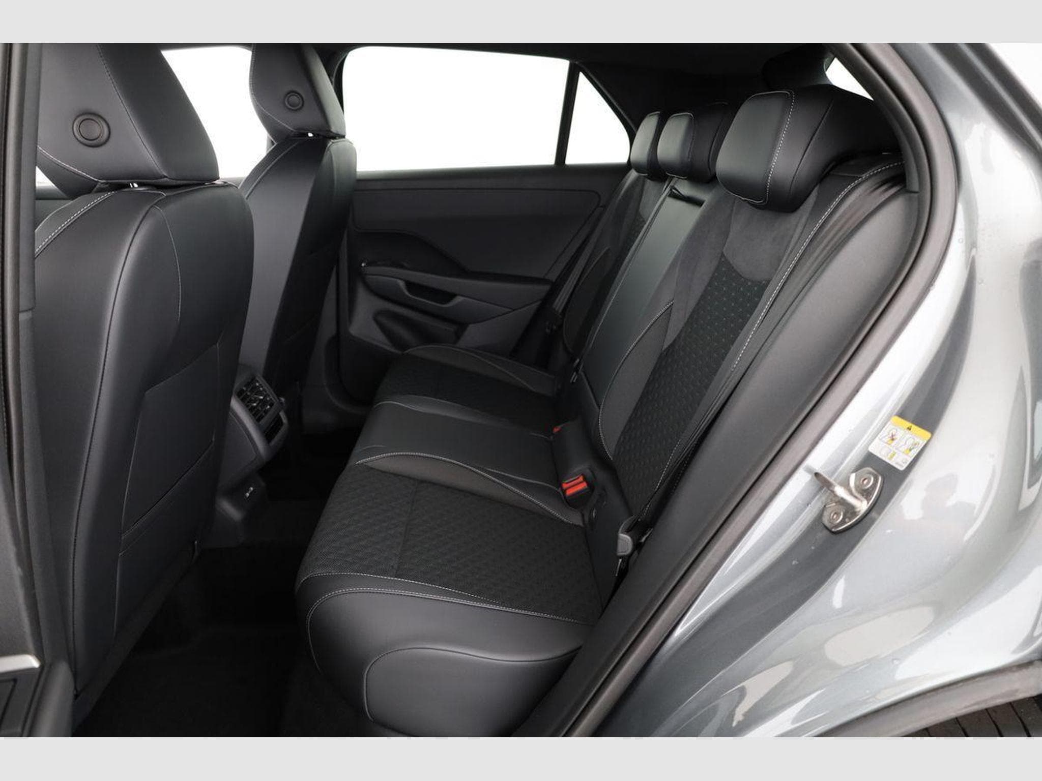 VW T-Roc 1.5 eTSI 110 kW R-Line (2026) - Foto 10