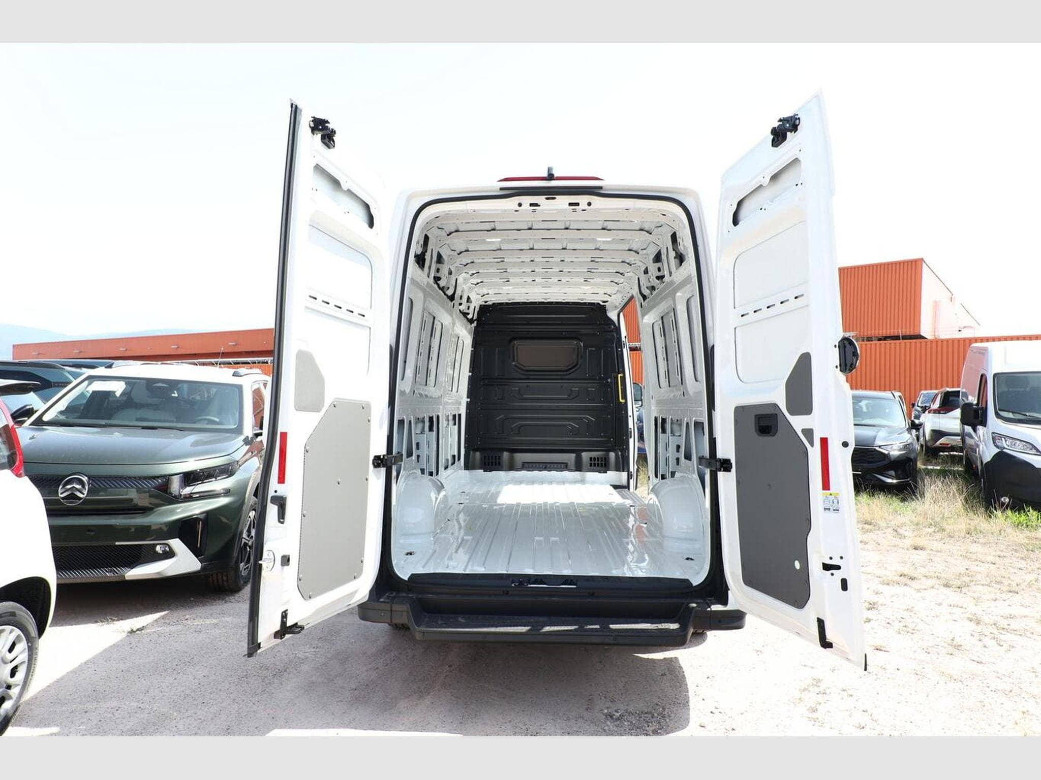 VW Crafter 35 L4H3 3S (2026) - Foto 11