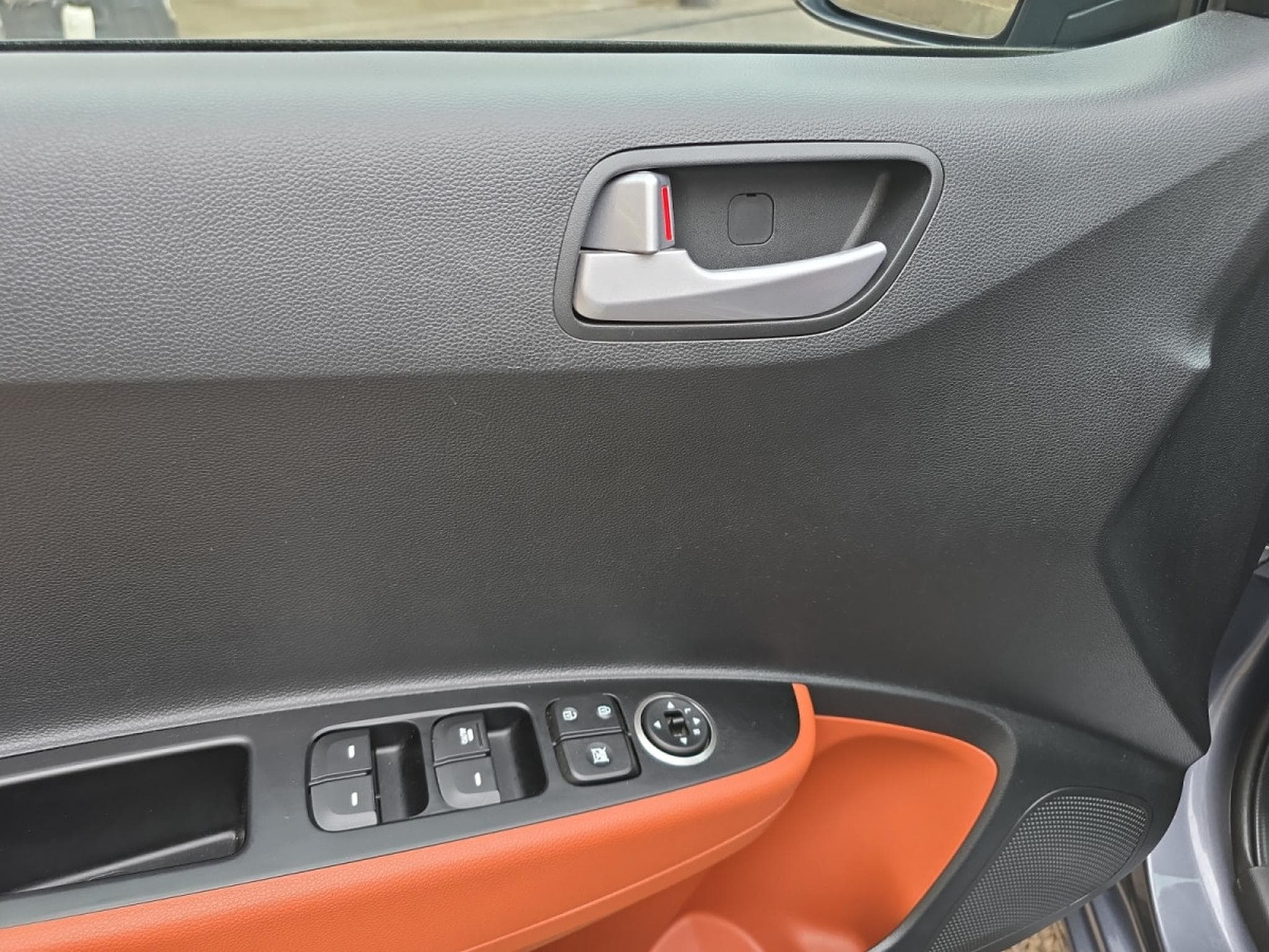 Hyundai i10 i 10 Sky 5D MANUAL5 4/5DOORS (2017) - Photo 11
