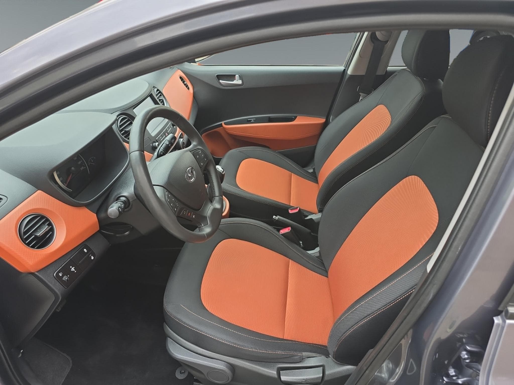 Hyundai i10 i 10 Sky 5D MANUAL5 4/5DOORS (2017) - Photo 14