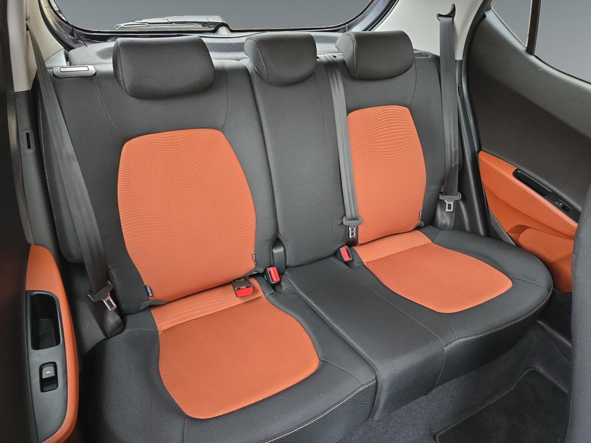 Hyundai i10 i 10 Sky 5D MANUAL5 4/5DOORS (2017) - Photo 16
