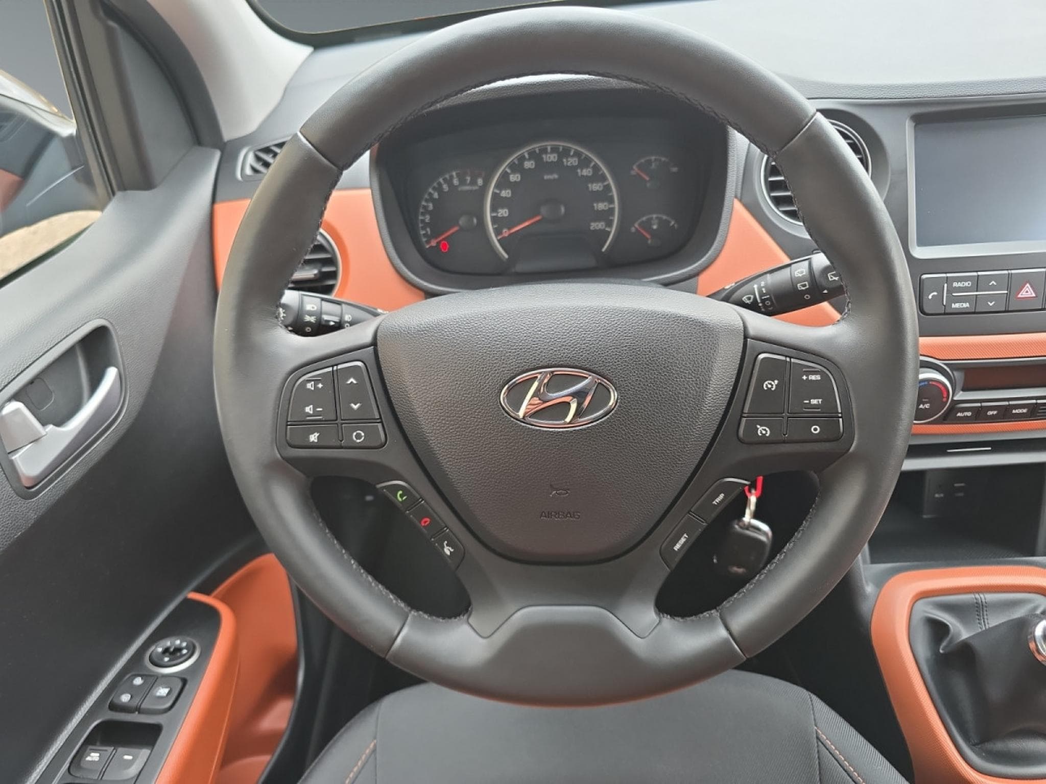 Hyundai i10 i 10 Sky 5D MANUAL5 4/5DOORS (2017) - Photo 19