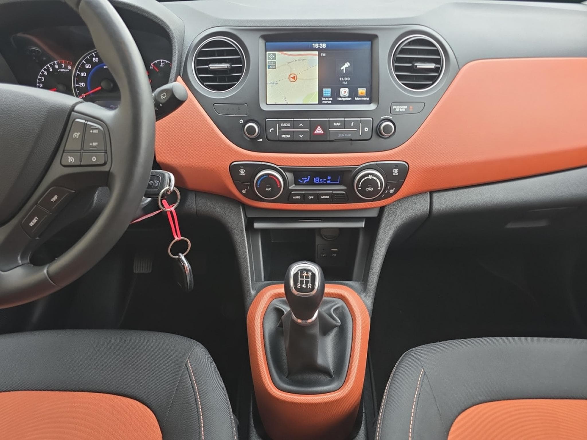 Hyundai i10 i 10 Sky 5D MANUAL5 4/5DOORS (2017) - Photo 9