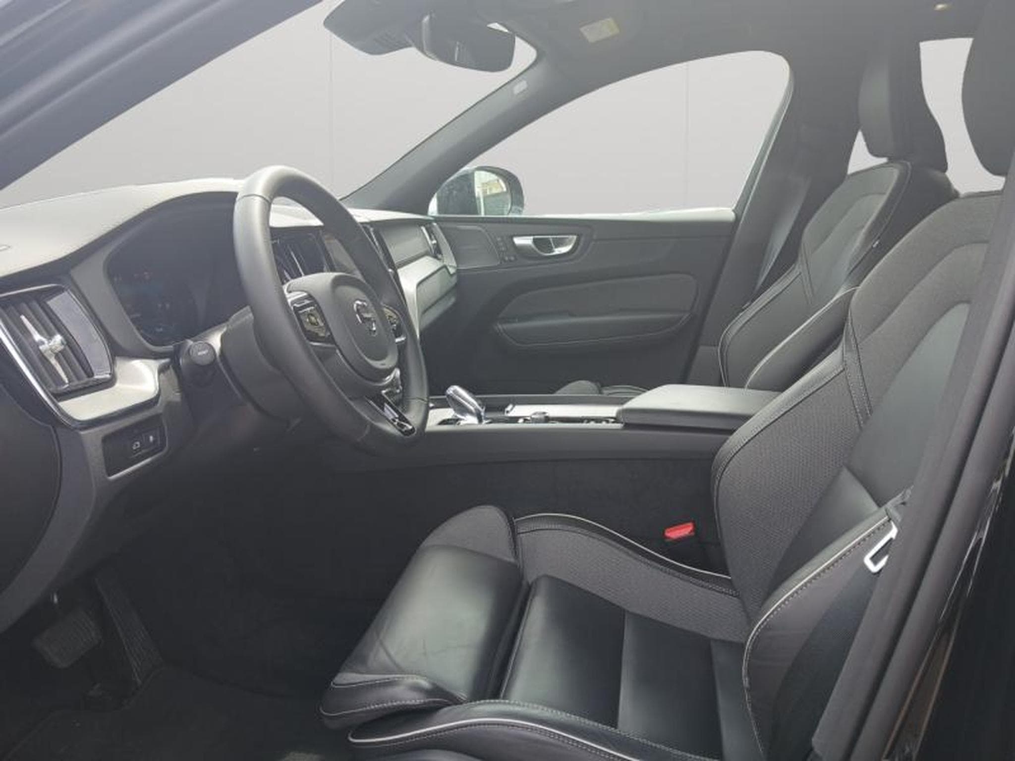 Volvo XC60 Black edition (2024) - Photo 10