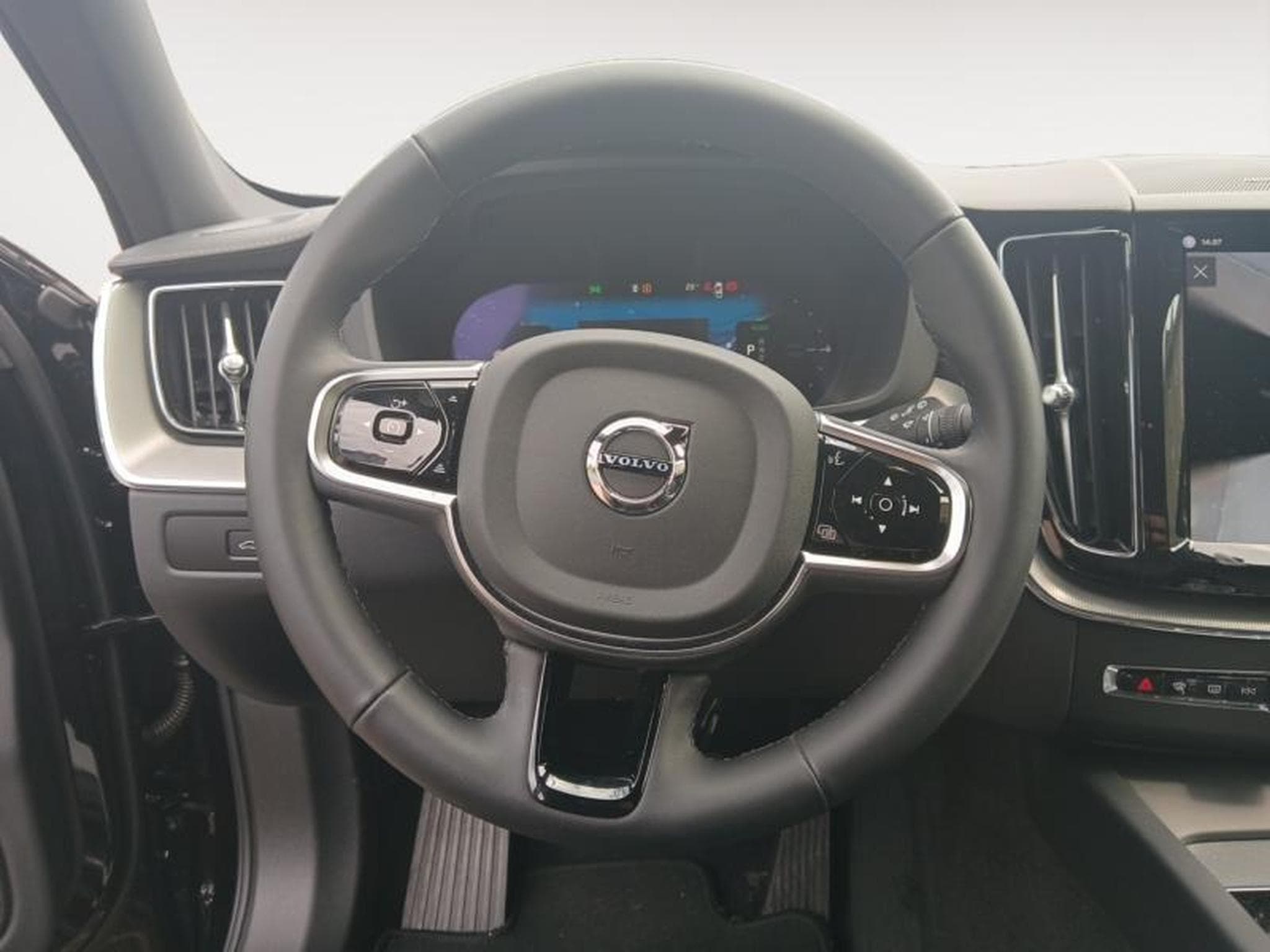 Volvo XC60 Black edition (2024) - Photo 16