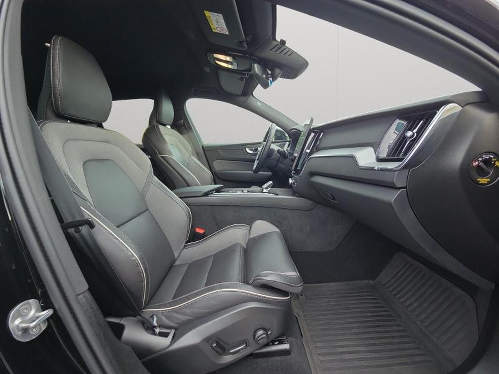 Volvo XC60 FACELIFT B5 AWD Black Edition Plus / Essence (2025) - Photo 15
