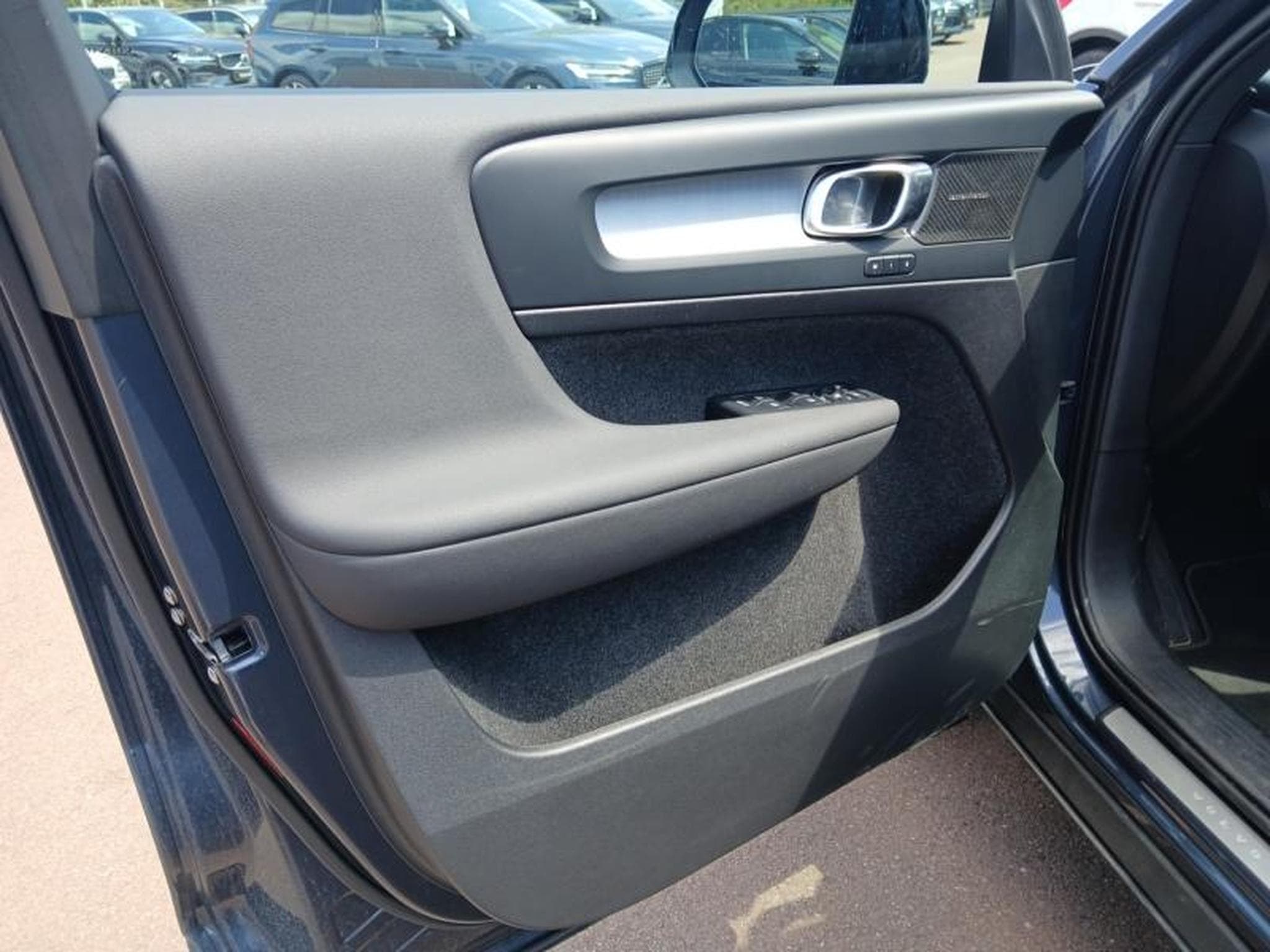Volvo XC40 Black Edition Plus (2025) - Photo 40